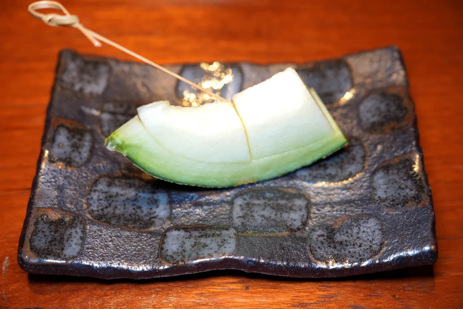 Japanese Melon ล้างปากด้วยเมลอนญี่ปุ่นหวาน ๆ หั่นมาขนาดพอดีคำก่อนเข้าสู่อาหารหวานคอร์สหลัก