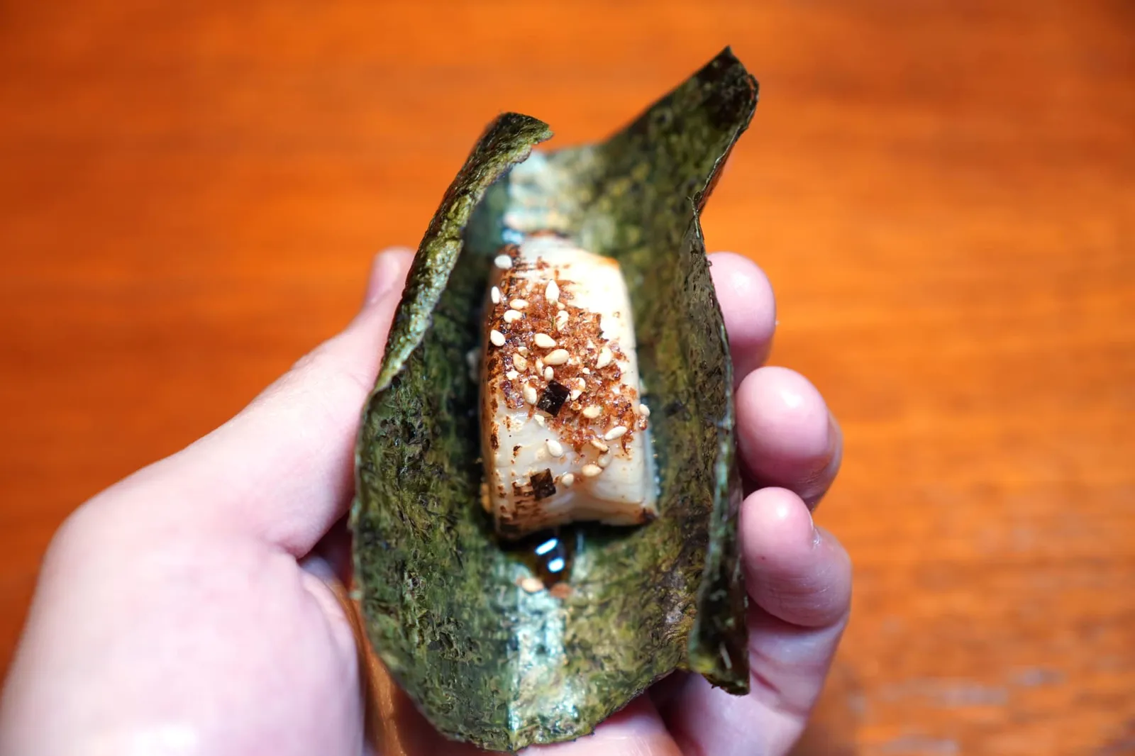 Hotate โฮตาเตะหรือหอยเชลล์ยักษ์นำเข้า เชฟนำมาย่างจนสุก เนื้อนุ่ม หวาน ด้านนอกห่อด้วยสาหร่ายกรอบ ด้านบนโรยด้วยผงโรยข้าวประกอบไปด้วยงาขาวและปลาแห้งเพื่อปรุงรสและเสริมกลิ่นให้หอมยิ่งขึ้น