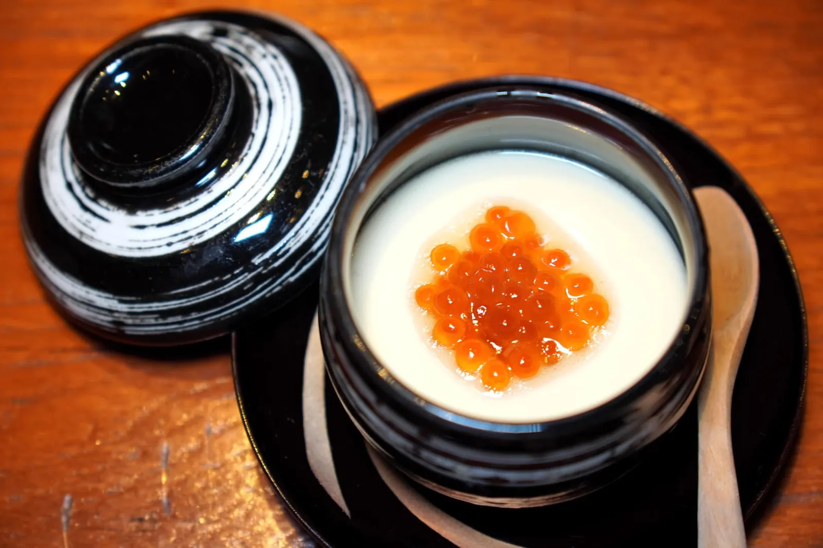 Chawanmushi ชาวานมูชิหรือไข่ตุ๋นญี่ปุ่น เชฟตุ๋นมาดีมากสังเกตได้จากมีเนื้อสัมผัสที่นุ่มละมุน ด้านบนทอปด้วยอิกุระหรือไข่ปลาแซลมอนแล้วเสริมด้วยกลิ่นหอมของทรัฟเฟิลออยได้อย่างพอเหมาะ