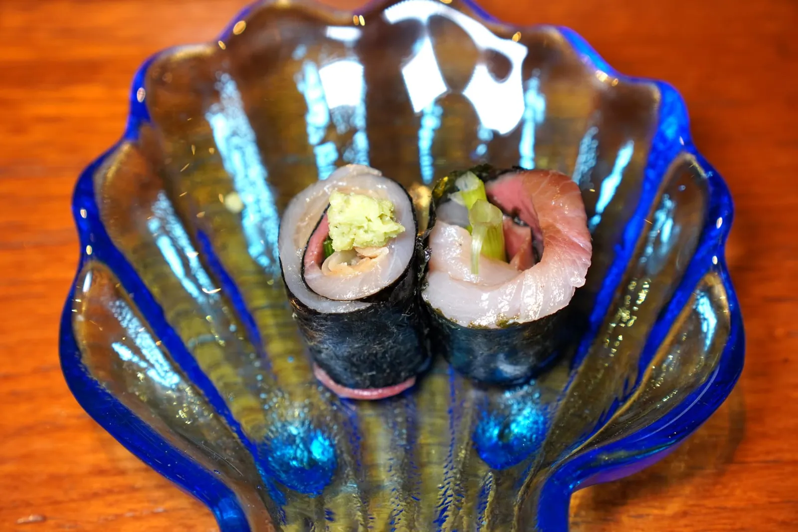Hamachi Roll ตามมาด้วยโรลเนื้อปลาฮามาจิที่พันม้วนด้วยสาหร่าย ตรงกลางคือขิงและต้นหอมให้ความกรอบนิด ๆ ตัดกันกับความนุ่มของเนื้อปลา ชิ้นหนึ่งทอปด้วยวาซาบิให้รสเผ็ดช่วยเรียกน้ำย่อยได้ดีมาก ๆ