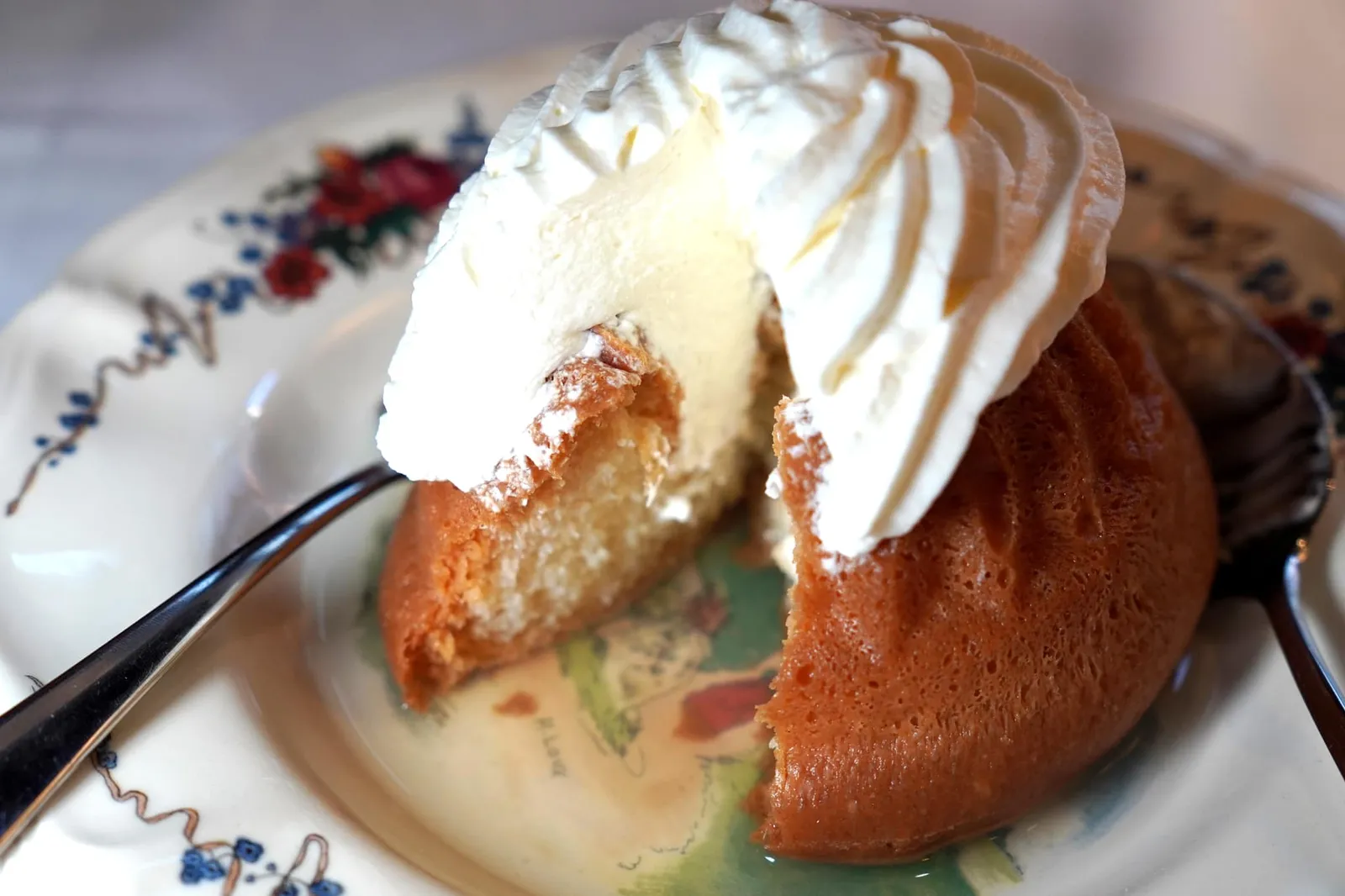 Le Baba à l’Alsacienne maison (11 €) The homemade Alsatian Baba ด้านในมีเนื้อสัมผัสที่ดีมาก ๆ (14/20)