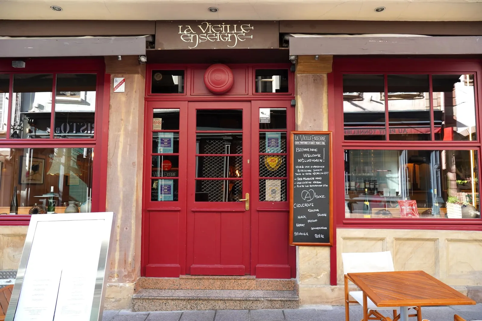 หน้าร้านเป็นโต๊ะบนถนนคนเดิน Rue des Tonneliers สำหรับรับแสงแดดและสายลมในวันที่อากาศเป็นใจ