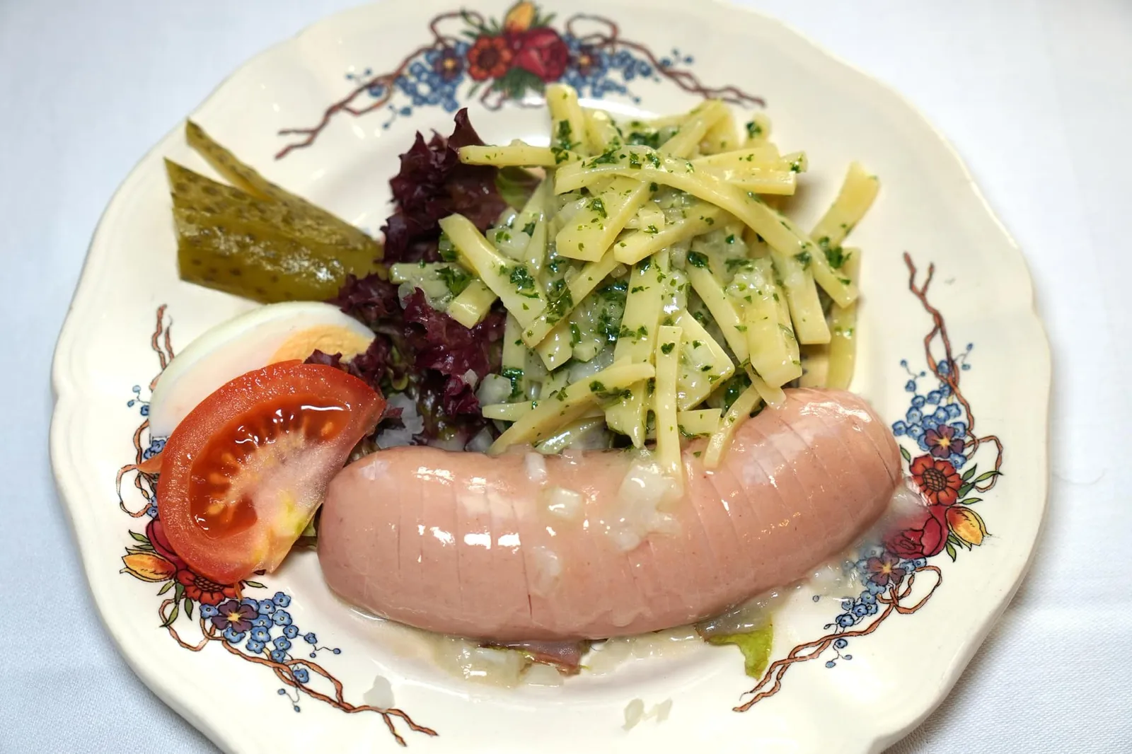 La salade mixte à l’Alsacienne (9 €) The Alsatian mixed salad Farmer's cervelas & emmental cheese from Lorho (Meilleur Ouvrier de France) เริ่มต้นด้วยสลัดพื้นบ้านสไตล์อัลซาสเสิร์ฟมาคู่กับไข่ต้ม มะเขือเทศ ผักดอง และ Emmental Cheese หั่นเป็นชิ้นคลุกเคล้ากับน้ำสลัดใส่หัวหอมใหญ่ ส่วนพระเอกของจานคือ Cevelas ไส้กรอกท้องถิ่นเตรียมมาได้ดี เนื้อสัมผัสนุ่ม แนะนำให้ตักแต่ละองค์ประกอบรับประทานสลับกันเพื่อรสชาติที่หลากหลาย (13/20)