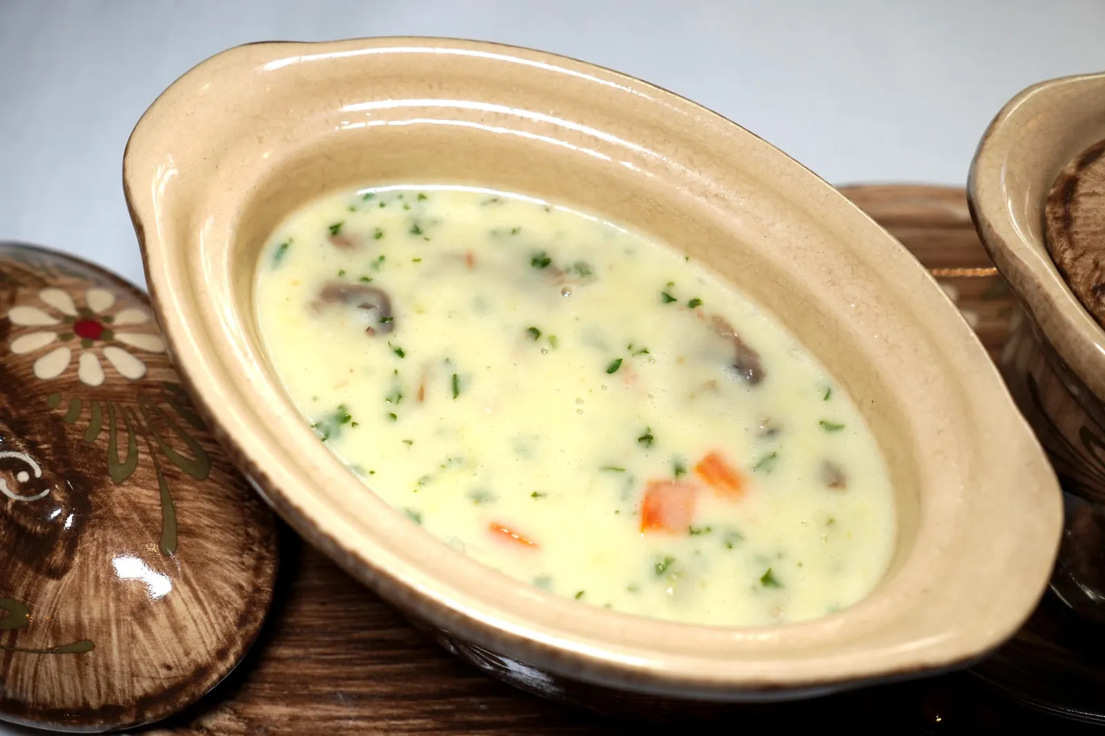 La bouchée à la reine de la Vieille Enseigne (24,50 €) La Vieille Enseigne's bouchée à la reine ข้างกันคือซอสหรือซุปผักที่มีความหอม มัน ครีมมี่ รสชาติกลมกล่อมมาก ๆ (14/20)