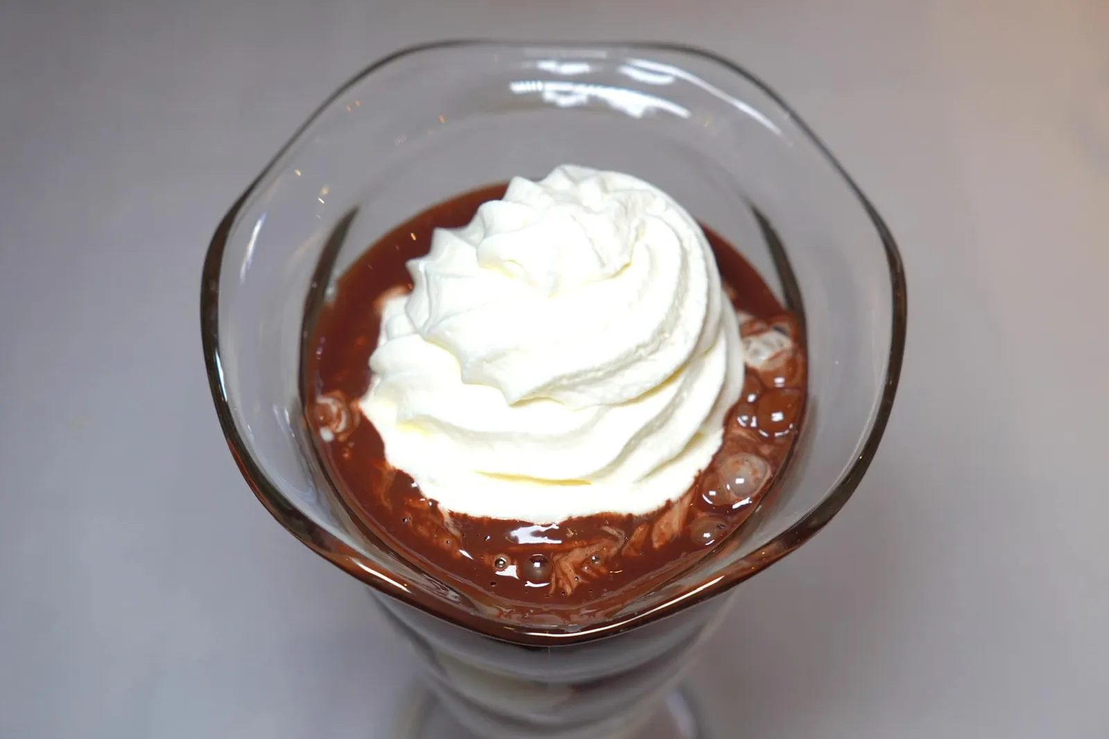 La Dame Blanche (10,50 €) The Lady in White / Dame Blanche Vanilla ice cream, Inaya chocolate and homemade whipped cream สำหรับของหวานอย่างแรกคือ Dame Blanche ของหวานคลาสสิคที่ประกอบไปด้วยไอศกรีมวานิลลา วิปปิ้งครีมที่ทางร้านทำเอง และช็อกโกแลต Inaya เหลว ๆ รสชาติหวานนำแทรกด้วยรสขมนิด ๆ (13/20)