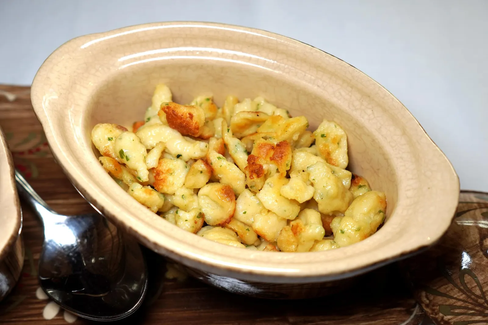 Les spaetzle maison au fromage blanc (Complimentary) Homemade spaetzle with cottage cheese สำหรับ Side Dish เราเลือกสั่งเป็น Spatzle เส้นพาสต้าที่มีต้นกำเนิดมาจากแถบ Swabia และได้รับความนิยมอย่างมากในประเทศเยอรมันรวมไปถึงแถบ Alsace ตัวเส้นทำมาจากแป้งหนานุ่ม รับประทานกับซุปร้อน ๆ เข้ากันเป็นอย่างดี (12/20)