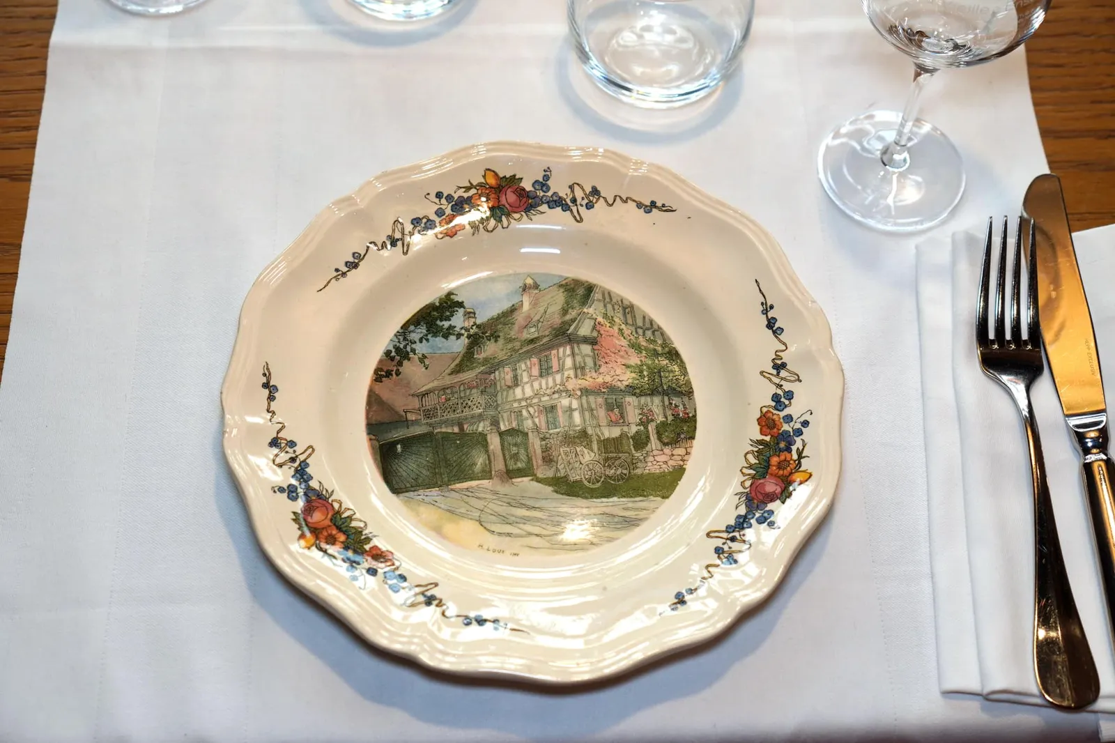 Strasbourg เป็นเมืองขนาดใหญ่ในแคว้น Grand Est ทางตะวันออกของประเทศฝรั่งเศสที่โดดเด่นด้วยสถาปัตยกรรมแบบผสมผสานเชื่อมความเป็นฝรั่งเศสและเยอรมันออกมาได้อย่างมีเอกลักษณ์ นอกจากสถานที่ท่องเที่ยวแล้วตัวเมืองยังเต็มไปด้วยร้านอาหารฝรั่งเศสพื้นเมืองสไตล์อัลซาสมากมาย หนึ่งในนั้นคือ La Vieille Enseigne ร้านอาหารรูปแบบ Winstub ที่ตั้งอยู่ใจกลางเมืองไม่ไกลกันจาก Place Gutenberg อันโด่งดังนั่นเอง