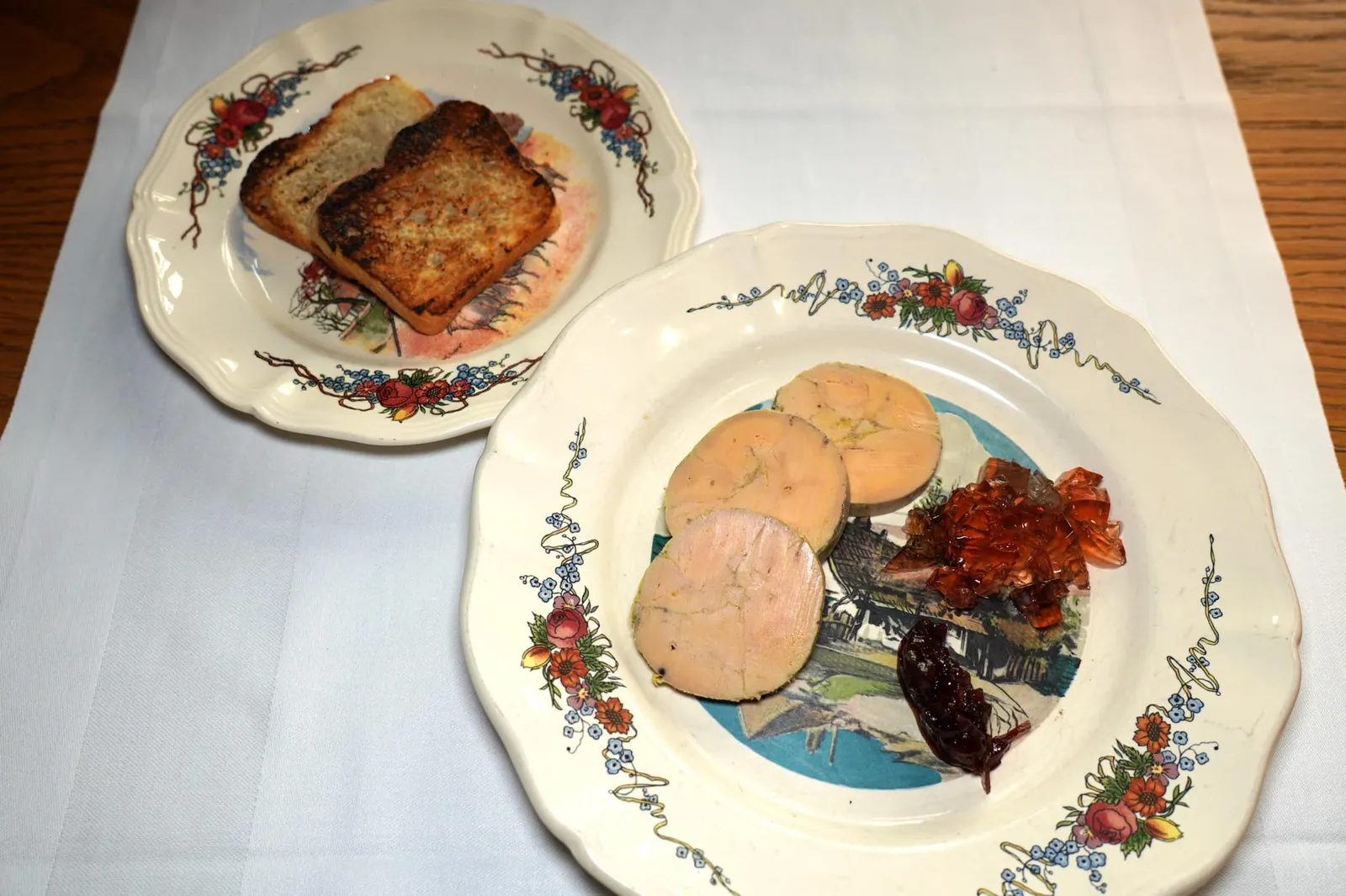 Le Foie Gras de canard maison cuit au torchon (17 €) Homemade duck Foie Gras cooked in a tea towel ด้วยความที่แคว้น Alsace ถือเป็นภูมิภาคที่ขึ้นชื่อในเรื่องของการผลิต Foie Gras คุณภาพสูง เราจึงขอแนะนำ Foie Gras de Canard au Torchon หรือฟัวกราส์ตับเป็ดที่ทางร้านทำเองโดยใช้วิธีห่อด้วยผ้าขาวบางแบบพื้นบ้านก่อนที่จะนำไปแช่เย็นแล้วจึงนำมาต้มในน้ำเดือดเป็นระยะเวลาสั้น ๆ (13/20)