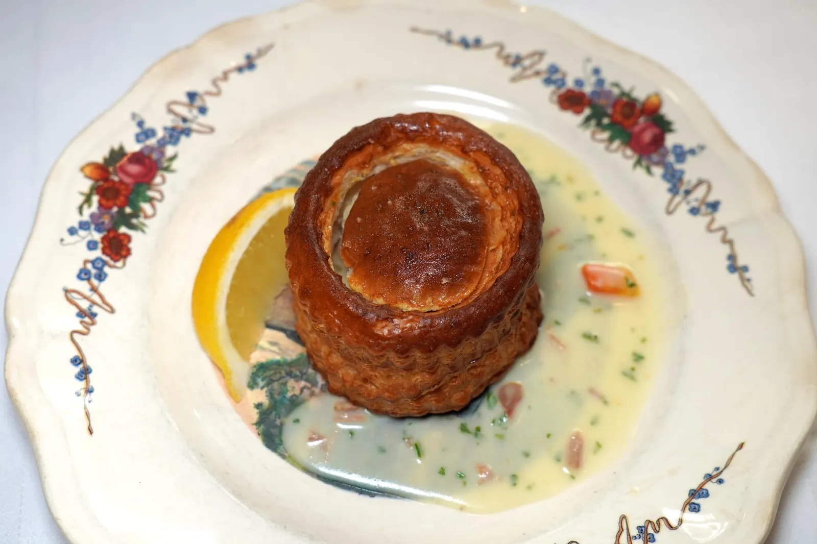 La bouchée à la reine de la Vieille Enseigne (24,50 €) La Vieille Enseigne's bouchée à la reine Bouchées á la Reine เป็น Vol-au-Vent ชนิดหนึ่งที่ได้ชื่อมาจาก Marie Leszczynska พระราชินีในพระเจ้าหลุยส์ที่ 15 (Louis XV) มีลักษณะเป็นถ้วยทำมาจาก Croustade หรือแป้งแพสทรี่บางกรอบเสิร์ฟมาอุ่น ๆ ดูน่าลิ้มลองเป็นอย่างมาก (14/20)