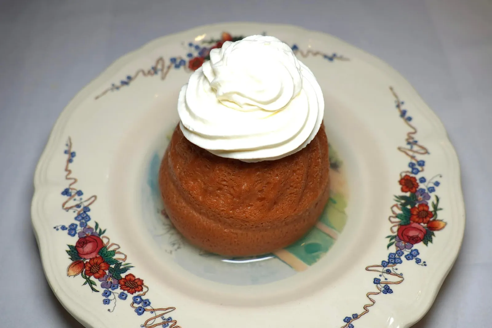 Le Baba à l’Alsacienne maison (11 €) The homemade Alsatian Baba ปิดท้ายด้วยบาบาสไตล์อัลซาส เนื้อสัมผัสเฟิร์มแต่ไม่กระด้าง เชฟเทราดด้วยบรั่นดี Kirsch Hagmeyer จนชุ่ม ทอปด้านบนด้วยวิปปิ้งครีมที่ทางร้านทำเองเสริมความหวานมันบาลานซ์รสชาติออกมาได้พอดิบพอดี (14/20)