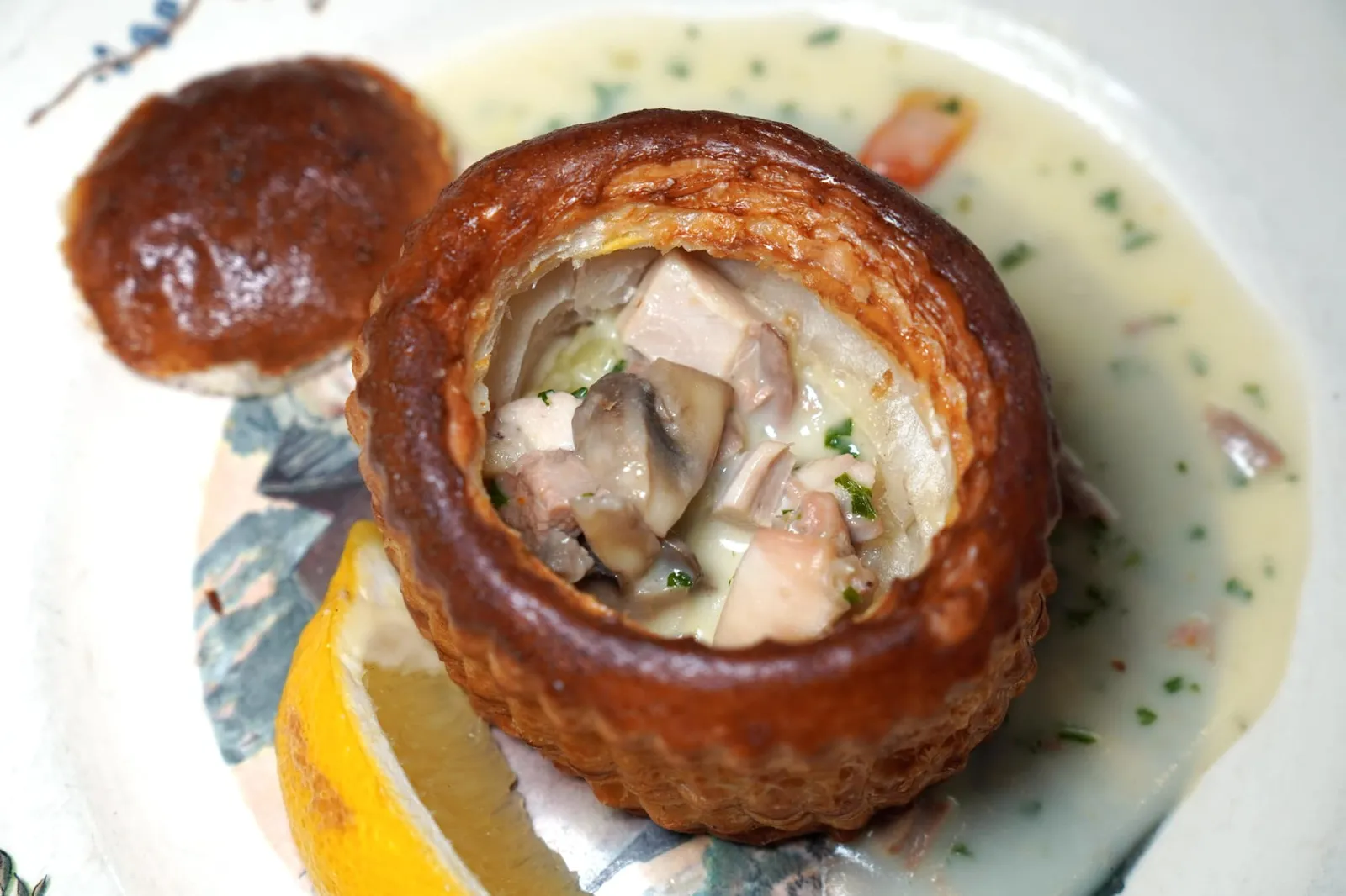 La bouchée à la reine de la Vieille Enseigne (24,50 €) La Vieille Enseigne's bouchée à la reine สำหรับสูตรของห้องอาหาร La Vieille Enseigne เตรียมไส้ด้านในด้วยเนื้อไก่ เนื้อลูกวัว เห็ด และผักต่าง ๆ อีกหลายชนิด เพื่อให้มีเนื้อสัมผัสที่แตกต่างกันออกไป จากนั้นราดด้วยซอสเข้มข้น (14/20)