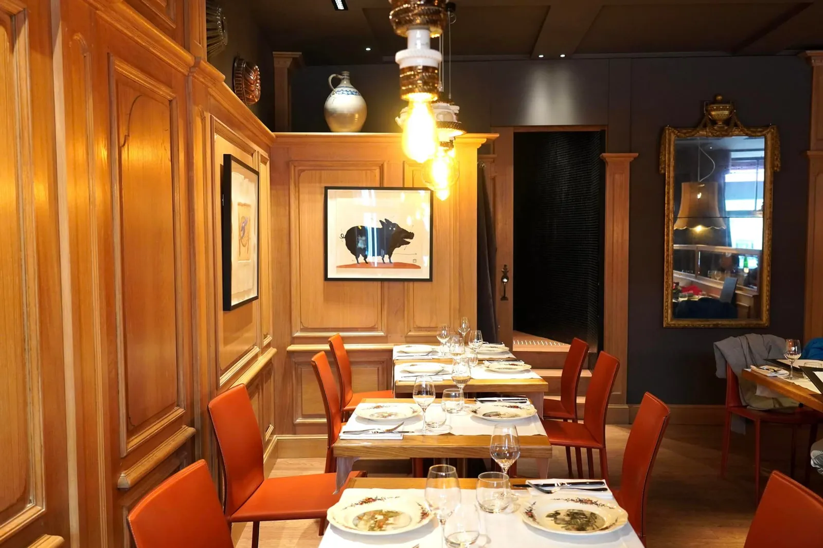 La Vieille Enseigne นำเสนอออกมาในรูปแบบฝรั่งเศสสไตล์อัลซาสพื้นบ้านโดยมีเมนูยอดนิยมอย่าง Presskopf, Onion Tart, Choucroute