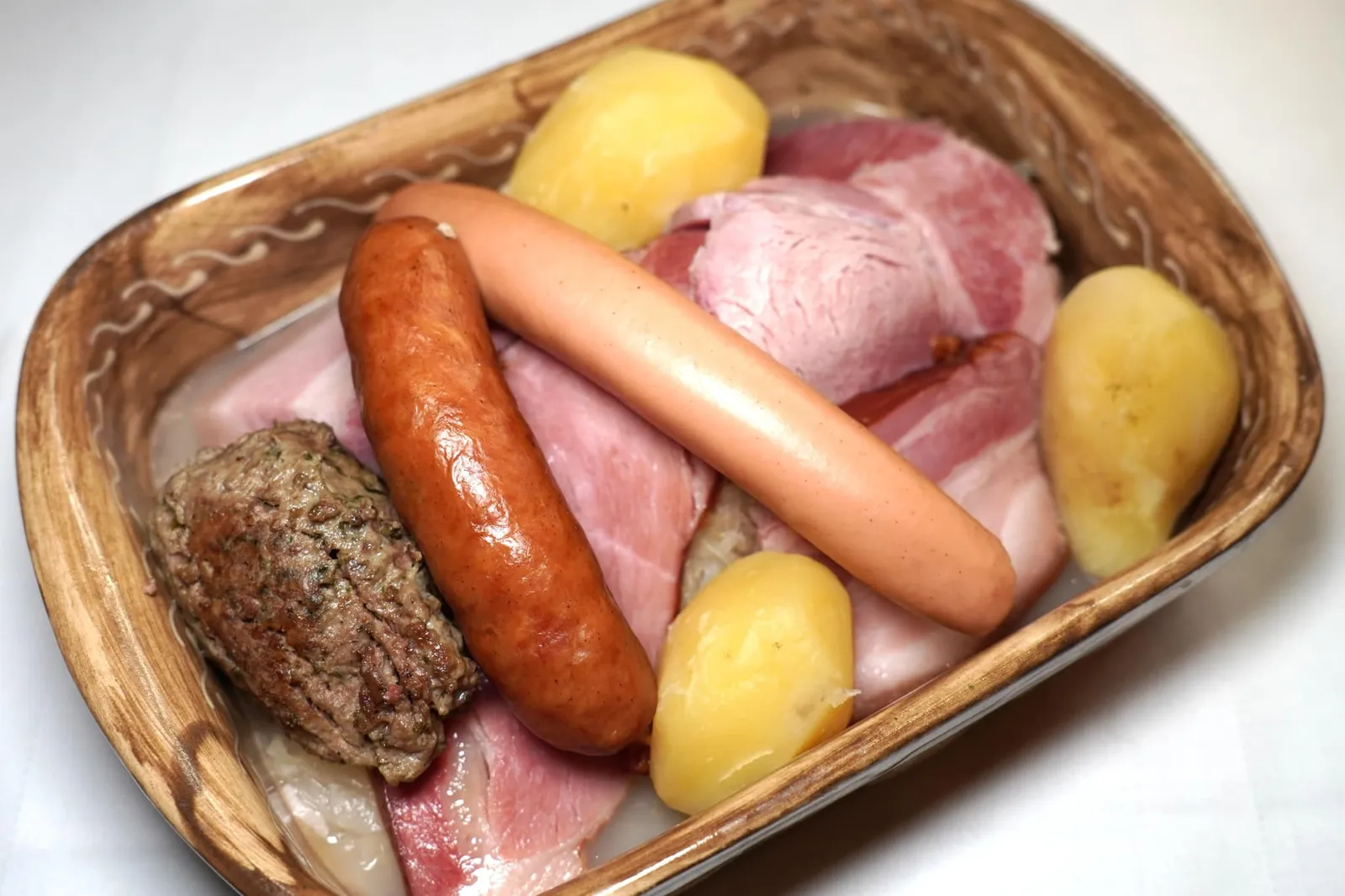La Choucroute Alsacienne aux sept viandes (25 €) The traditional Alsatian Choucroute with 7 meats Choucroute เป็นอาหารพื้นถิ่นของภูมิภาค Alsace ประกอบไปด้วยเนื้อหมูเค็มหลายส่วนและไส้กรอกหมู ชิ้นซ้ายมือทำมาจากตับหมูมีรสชาติและกลิ่นเฉพาะตัวที่ค่อนข้างแรงขึ้นจมูก ด้านล่างคือมันฝรั่งและ Sauerkraut รสชาติออกเปรี้ยว (13/20)