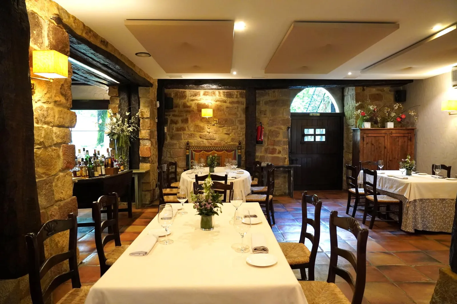 El comedor หรือห้องรับประทานอาหารหลักมีขนาดค่อนข้างใหญ่รองรับลูกค้าได้จำนวนมาก