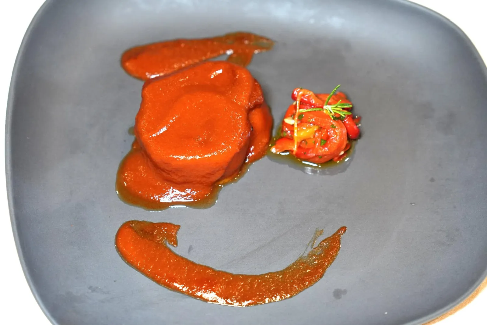 Veal snouts in sauce with roasted peppers Morros หรือจมูกลูกวัวเป็นวัตถุดิบที่หารับประทานได้ยากแต่กลับเป็นที่นิยมในพื้นที่แถบ Biscay เชฟเสิร์ฟมาใน Tomato Sauce หรือซอสมะเขือเทศขนาบข้างด้วยพริกหวานเผาให้รับประทานคู่กัน (15/20)