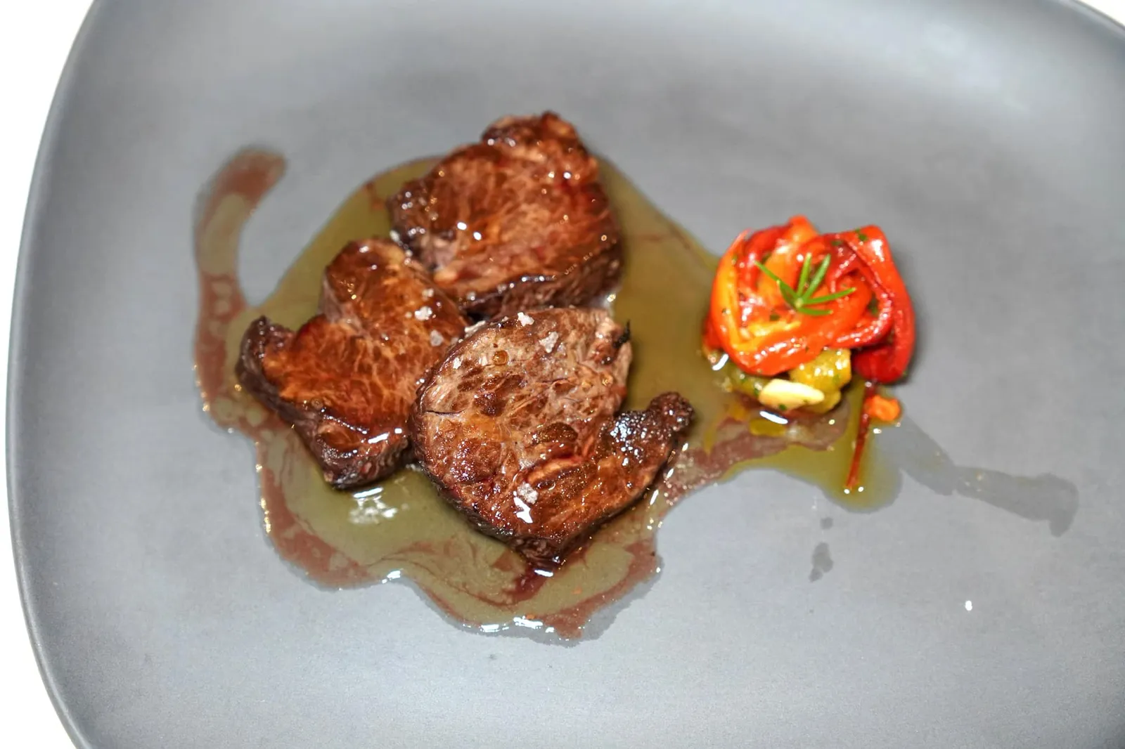 Beef with roasted peppers สำหรับใครที่ไม่รับประทานจมูกลูกวัวทางร้านจะเปลี่ยนมาเสิร์ฟเป็นเนื้อวัวให้แทนนั่นเอง (14/20)