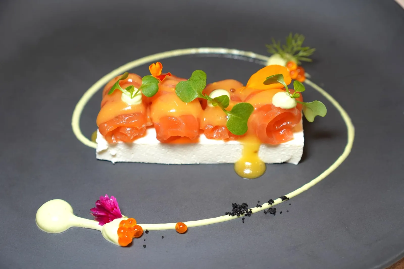 Salmon marinated on cheese mouse, mustard vinaigrette and mesclun salad อาหารเรียกน้ำย่อยจานแรกคือปลาแซลมอนหมักมีเนื้อสัมผัสนุ่มแต่ไม่นิ่มจนเกินไป เสิร์ฟมาบนชีสมูสหอมมัน ด้านบนทอปด้วย Mesclun salad ราดด้วยน้ำสลัดมัสตาร์ดเสริมด้วยรสชาติหวานนิด ๆ จากน้ำผึ้ง รอบ ๆ คือไข่ปลาแซลมอน ส่วนซอสสีเขียวทำมาจากผักชีลาว อย่างไรก็ตามอัตราส่วนของชีสมูสเทียบกับแซลมอนและองค์ประกอบอื่น ๆ ดูจะมากเกินไปสักนิด (14/20)