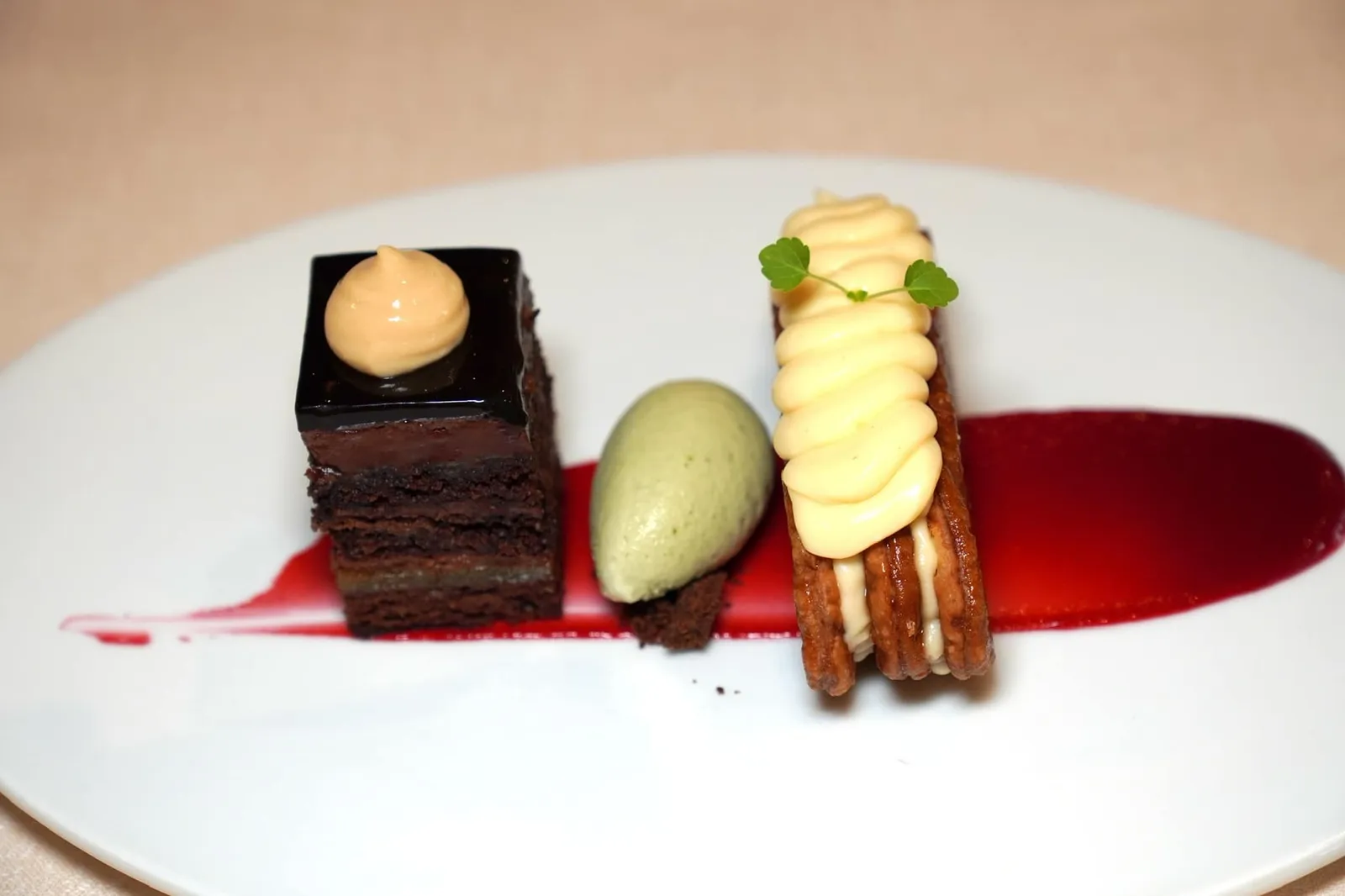 Selection of sweets with ice cream ปิดท้ายเซ็ตเมนูด้วยขนมหวาน 3 อย่างเริ่มจาก Sacher เค้กรสชาติเข้มข้นที่แม้หน้าตาอาจดูธรรมดาแต่เชฟทำเนื้อสัมผัสออกมาได้ดีงามไร้ที่ติ ตรงกลางคือ Pepper Mint Ice Cream ช่วยล้างปากดับคาวอาหารจานอื่น ๆ ก่อนหน้า สุดท้ายคือ Pastry with Cream แป้งแพสทรี่กรอบเสิร์ฟมาคู่กับครีมหอมหวานมัน (15/20)