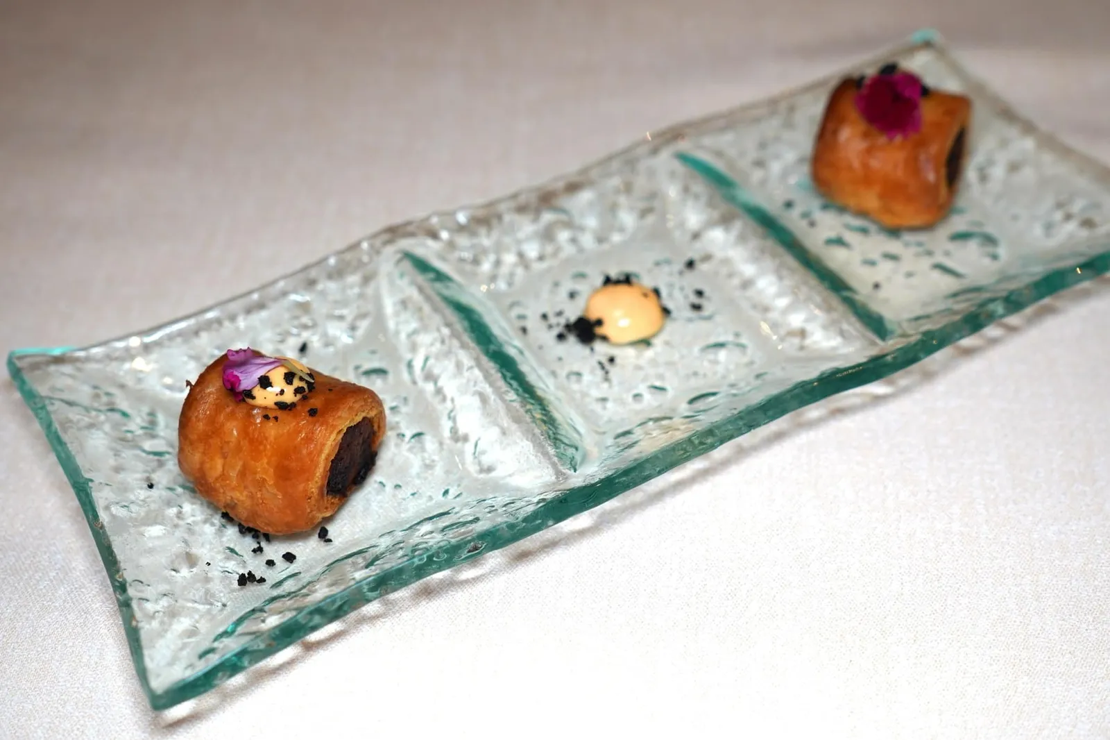 Txistorra sausage puff pastry ถัดมาคือขนมปังไส้กรอก แป้งพัฟด้านนอกฟูกรอบ ด้านในคือ Txistorra ไส้กรอกท้องถิ่นซึ่งเป็นวัตถุดิบขึ้นชื่อประจำภูมิภาค Basque Country และ Navarra มีเนื้อสัมผัสค่อนข้างเฟิร์ม รสชาติออกเปรี้ยวนิด ๆ มีกลิ่นหอม (14/20)