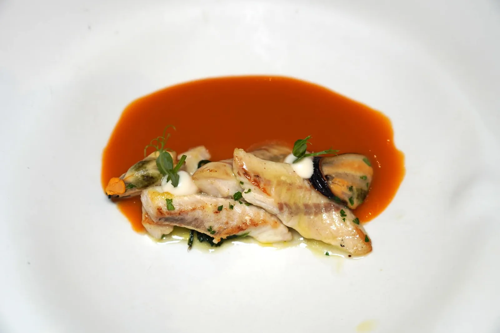 Grilled piper gurnard loin, extract of their heads, spinach and mussels เนื้อปลาย่างมาอย่างดีเข้ากันกับซอสรสชาติเข้มข้น หอยแมลงภู่เคี้ยวหนึบ ไม่มีกลิ่นคาว องค์ประกอบของผักโขมรอบ ๆ ก็เตรียมออกมาได้สุกพอดีเช่นกัน (15/20)
