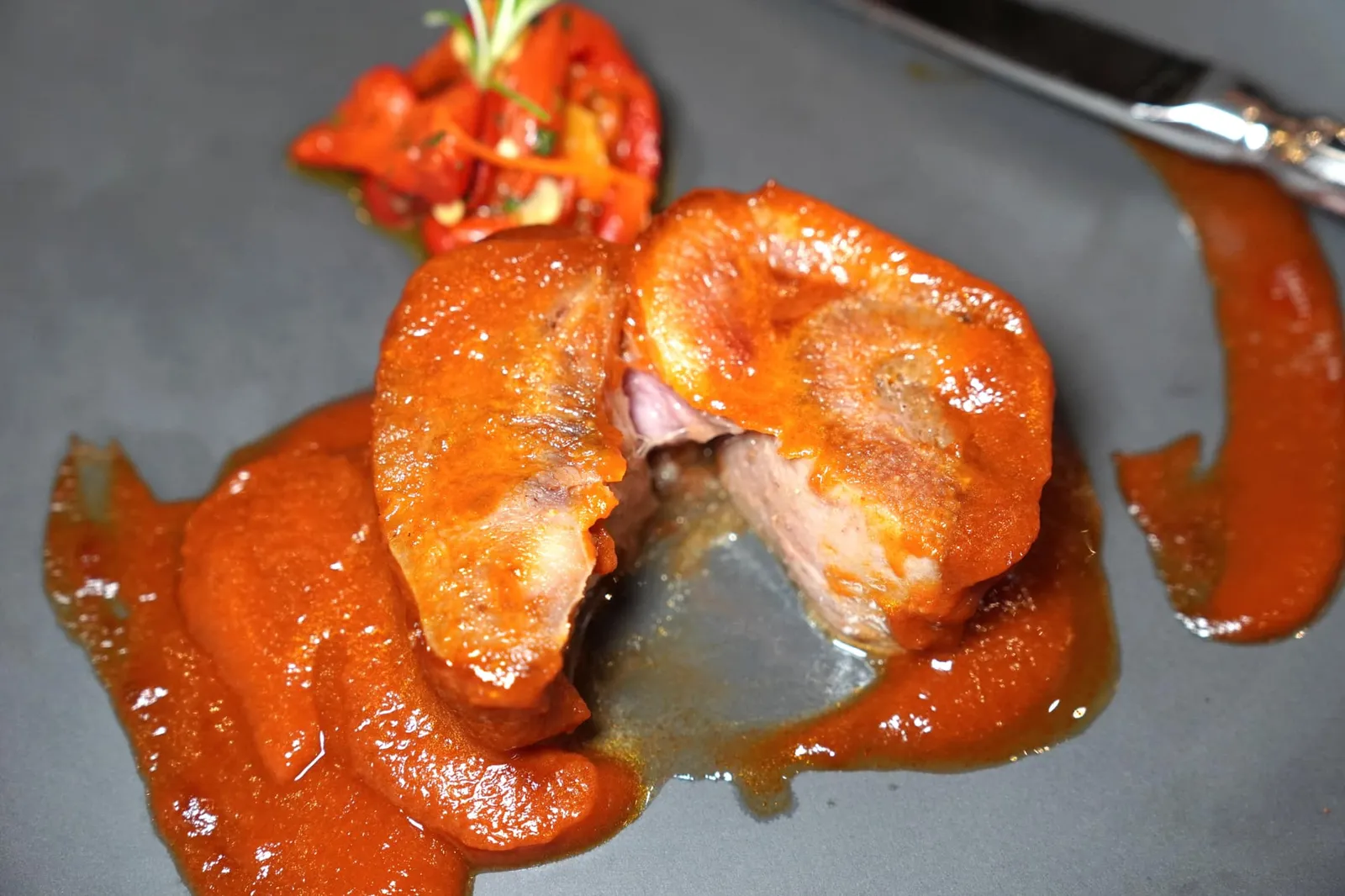 Veal snouts in sauce with roasted peppers เนื้อส่วนจมูกของลูกวัวมีเนื้อสัมผัสที่เป็นเอกลักษณ์มาก ๆ กล่าวคือมีความนุ่มมากกว่าปกติและจะมีอัตราส่วนไขมันและค่อนข้างสูง มีความ Gelatinous เข้ากันได้ดีกับตัวซอส รับประทานสลับกับพริกหวานเผาช่วยเพิ่มรสขมและกลิ่นหอมช่วยให้จานนี้มีรสชาติที่สมบูรณ์ยิ่งขึ้น (15/20)
