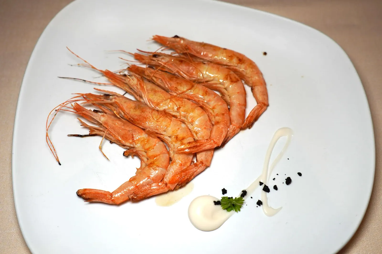 Grilled rose shrimps from Huelva (30 €) เชฟย่างมาได้ดีมาก ๆ เนื้อกุ้งหวานฉ่ำทำให้สามารถรับประทานได้อร่อยโดยไม่ต้องใช้ซอสใด ๆ เนื้อสัมผัสเฟิร์มนิด ๆ แต่ไม่กระด้าง ทั้งยังแกะได้โดยง่ายอีกด้วย (14/20)