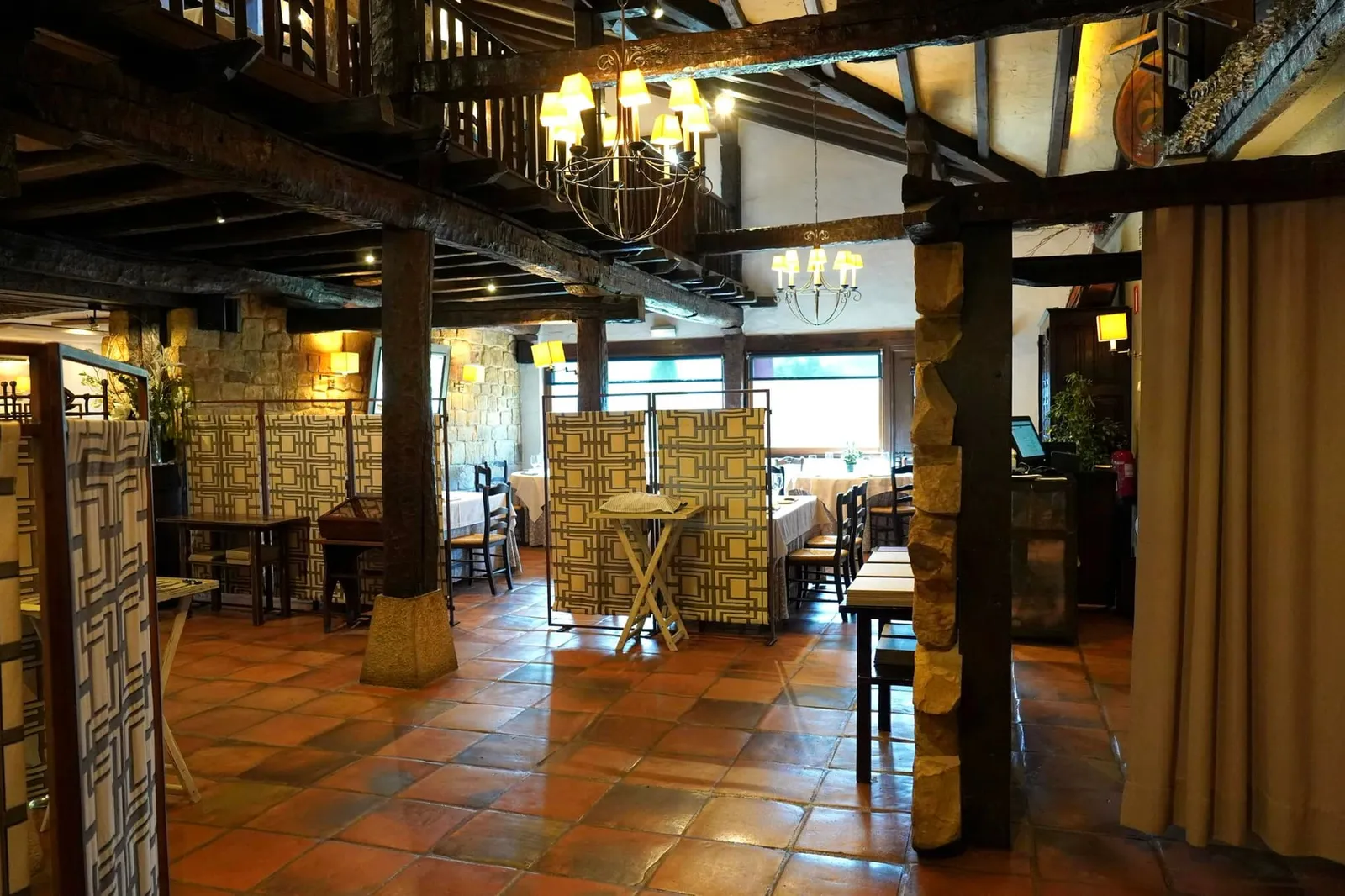 ทั้งชั้นล่างและชั้นลอยตกแต่งแบบ Rustic สังเกตได้จากผนังอิฐเปลือยรวมไปถึงเสาและเพดานไม้
