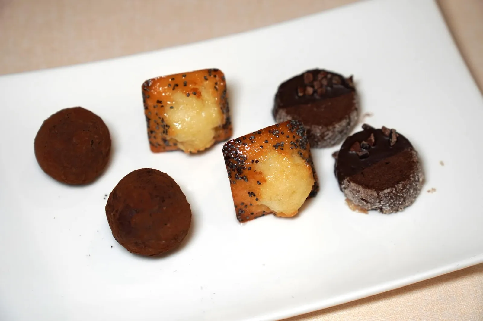 Petit fours ปิดท้ายมืออาหารด้วย Cacao, Chocolate และ Muffin ที่ดูแล้วคล้าย Madeleine มากกว่า (13/20)