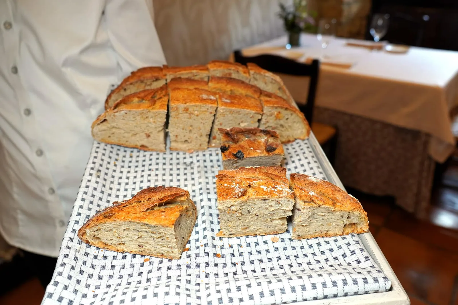 Bread ทางร้านนำเสนอขนมปัง 3 อย่างคือ Seed bread, Raisin and nut bread และ Rustic bread