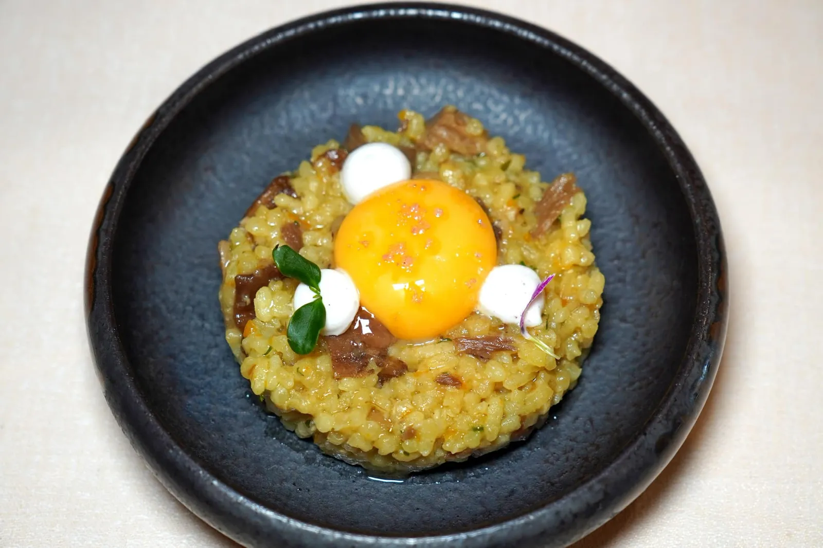 Mushroom risotto, egg yolk, and truffle lactonnaise ถัดมาคือรีซอตโต้เห็ด ข้าวรีซอตโต้ทำมาสุกได้ระดับพอดีคือมีความกรึบนิด ๆ ตัดกันกับเนื้อสัมผัสของชิ้นเห็ด ด้านบนทอปด้วย Truffle Lactonnaise (ซอสคล้ายกันกับ Mayonnaise แต่ไม่มีไข่ผสมอยู่) มีกลิ่นหอมของทรัฟเฟิลเด่นชัด ตรงกลางคือไข่แดงที่จะแตกเยิ้มออกมาผสมผสานกับข้าวช่วยเชื่อมเนื้อสัมผัสของทุกองค์ประกอบเข้าด้วยกัน (15/20)