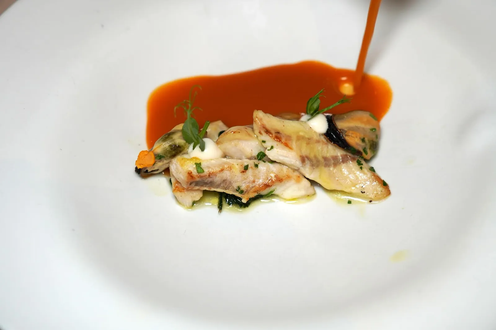 Grilled piper gurnard loin, extract of their heads, spinach and mussels Piper Gurnard หรือปลาบินสีแดงที่เชฟย่างแล้วเสิร์ฟมาคู่กับองค์ประกอบที่สกัดจากหัวปลา ข้าง ๆ กันคือผักโขมและหอยแมลงภู่ ปิดท้ายด้วยการเทราดซอสหอยแมลงภู่ลงไปในจาน (15/20)