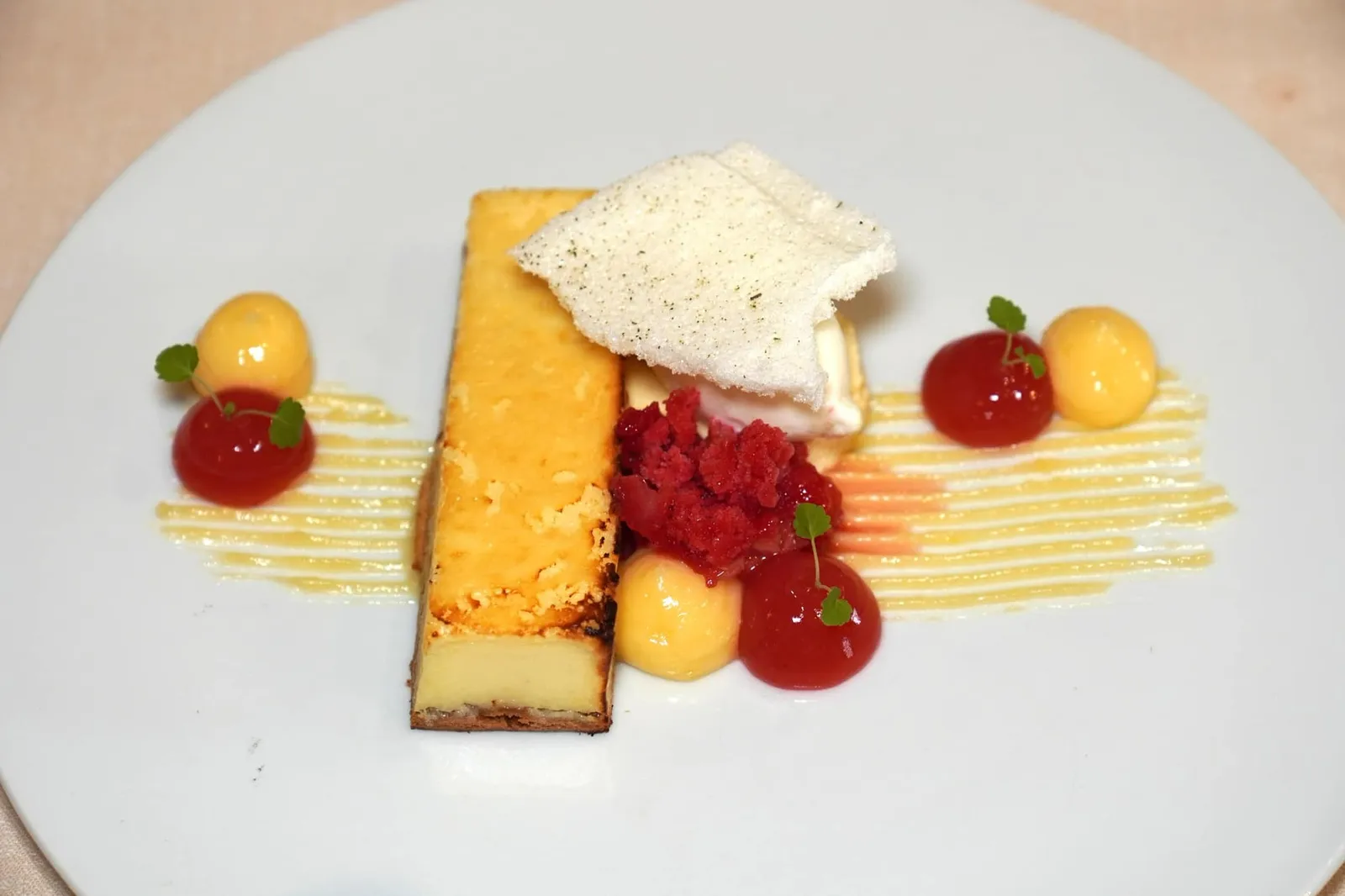 Cheesecake (goat cheese, thyme, berries and lemon) (Substitution) เราได้ขอสลับของหวานอีกจานจาก Tasting Menu ชุดใหญ่มาลองชิมดู องค์ประกอบหลักคือ Goat Cheesecake หรือชีสเค้กนมแพะที่มีกลิ่นเฉพาะตัว ด้านข้างคือไอศกรีมเลมอนและองค์ประกอบของ Red Fruit Granita ทอปด้วยเมอแรงก์ อย่างไรก็ตามกลิ่นของชีสเค้กนมแพะดูจะโดดเด่นจนกลบองค์ประกอบอื่น ๆ ไปบ้างพอสมควร (14/20)