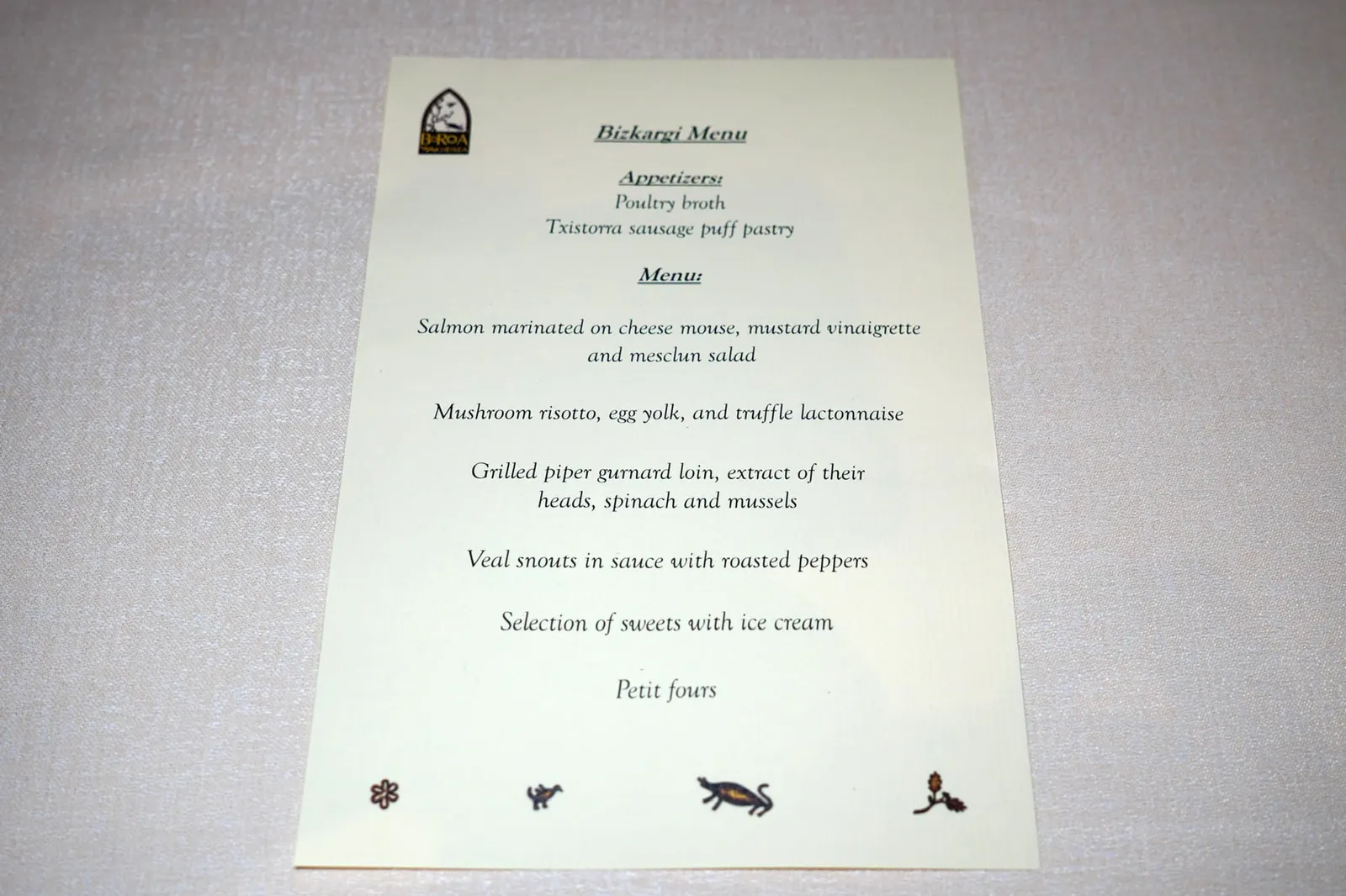 ลูกค้าสามารถเลือกTasting Menu ได้ 2 แบบคือ Bizkargi Menu (50 €/p) จำนวน 7 คอร์สจัดเสิร์ฟมาในราคาที่จับต้องได้เหมาะกับผู้ที่ต้องการแวะพักเป็นเวลาสั้น ๆ หรือต้องมีความจำเป็นต้องรีบเดินทางต่อ ทั้งนี้ปริมาณอาหารทั้งหมดนั้นก็ถือว่าอิ่มใช้ได้เลยทีเดียว ถัดมาคือ Txindoki Menu (130 €/p) ชุดใหญ่จำนวน 15 คอร์สประกอบไปด้วยอาหารที่มีความซับซ้อนและใช้ระยะเวลาในการจัดเสิร์ฟนานมากขึ้น สุดท้ายคือเมนูแบบ À La Carte ที่นำเสนอวัตถุดิบท้องถิ่นขึ้นชื่อแห่ง Biscay และภูมิภาค Basque Country อย่างเช่น Hake Kokotxas, Balfego Blefin Tuna และ Huelva Red Prawn โดยจะมีราคาต่อจานสูงขึ้นมาสักเล็กน้อย