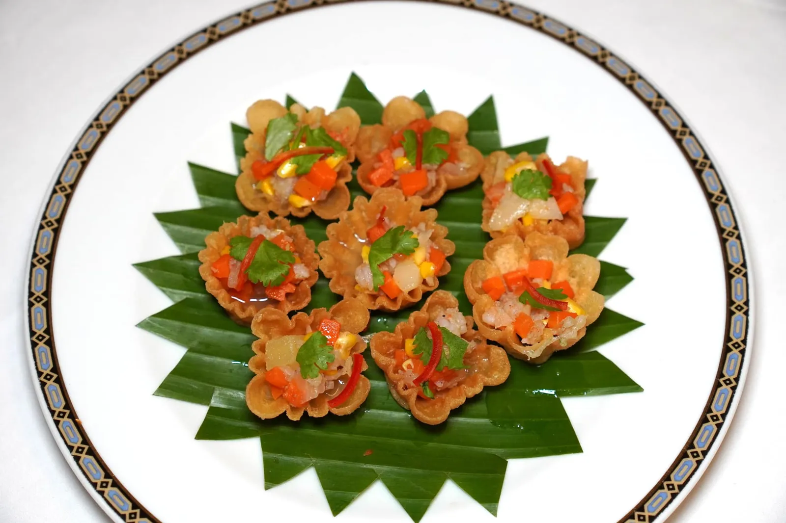 กระทงทอง (150++) Minced prawn, carrot, corn and potato served in crispy tartlets เริ่มต้นด้วยกระทงทอง เมนูอาหารว่างที่ถูกใส่เข้ามาในยุคเปลี่ยนผ่านจากร้านศรแดงเดิมมาเป็นเมธาวลัย ศรแดง ทางร้านเริ่มจากการนวดแป้งเองก่อนที่จะเทแป้งลงเคลือบในแบบพิมพ์แล้วทอดจนกรอบ ด้านในเป็นแครอท ข้าวโพด มันฝรั่ง และกุ้งสับผสมรวมกัน อย่างไรก็ตามเมนูนี้ดูเหมือนจะเป็นจานเดียวที่ทำออกมาไม่สมบูรณ์ในวันนี้จากการเติมไส้ในติดอัตราส่วนของน้ำมามากเกินไปในบางชิ้นจนเกือบล้นออกมารวมไปถึงบริเวณรอบใบตองก็ยังมีน้ำหยดให้เห็นอยู่เช่นกัน (13/20)