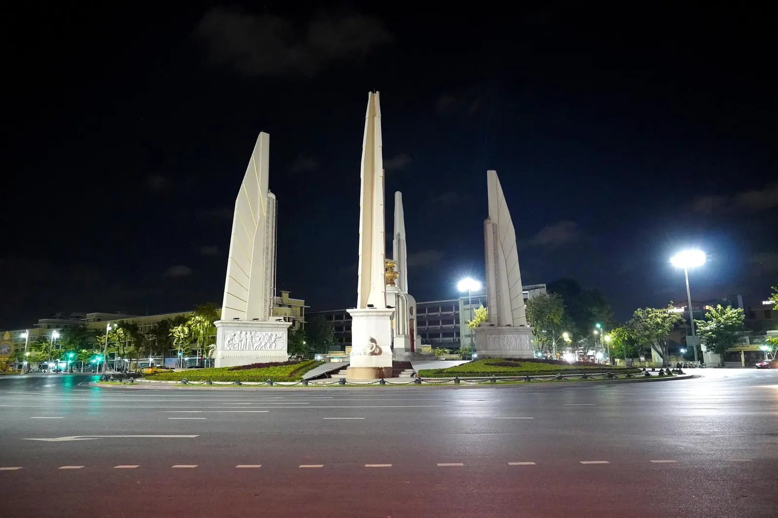 กระทั่งช่วงหลังเหตุพฤษภาทมิฬ คุณใคล ชุณหะจันทน เจ้าของร้านคนเดิมได้ส่งต่อกิจการให้กับคุณแม่ของเชฟจิระวุฒิ ทรัพย์คีรี ตัวร้านผ่านการปรับปรุงครั้งใหญ่และเปลี่ยนมาใช้ชื่อ “เมธาวลัย ศรแดง” ในเดือนมีนาคมปี 1993
