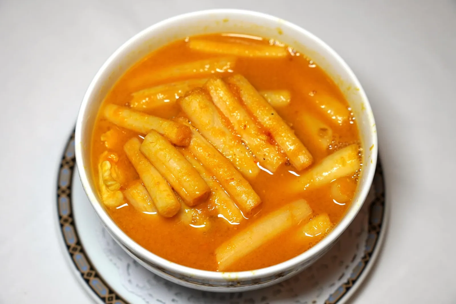 แกงส้มปักษ์ใต้เนื้อปลาเก๋า (260++) Spicy and sour tumeric yellow curry with sliced grouper แกงส้มปักษ์ใต้อาจดูผิดแปลกจากเมนูอื่น ๆ ที่มักจะเป็นอาหารไทยสไตล์ชาววังนั่นก็เพราะอ้างอิงจากข้อมูลการสัมภาษณ์ของมิชลิน ไกด์บอกเอาไว้ว่าในยุคที่ร้านเปลี่ยนถ่ายมาสู่เมธาวลัย ศรแดงใหม่ ๆ คุณแม่ของเชฟจิระวุฒินำไหลบัวที่วางขายรอบพระปฐมเจดีย์ จังหวัดนครปฐมมาใส่ในแกงเหลืองหรือแกงส้มใต้แทนที่บอนหรือโชนจนกลายเป็นห้องอาหารแห่งแรกในประเทศที่นำเสนอเมนูแกงส้มปักษ์ใต้ใส่ไหลบัวและเนื้อปลาเก๋าก่อนที่จะแพร่หลายไปยังร้านอาหารไทยอื่น ๆ ทั่วไป ทางร้านทำเนื้อแกงเข้มข้นตรงตามสูตรแกงเหลืองแท้ ๆ รสชาติจัดจ้านแต่ก็ถึงขนาดเผ็ดแสบท้อง ไหลบัวเมื่อกัดแล้วจะกรอบและแตกออกในปากส่งผลให้น้ำแกงที่ดูดซับเอาไว้ด้านในระเบิดออกมา เนื้อปลาเก๋าเฟิร์ม แน่น แต่ไม่เหนียว อร่อยจนขอการันตีว่าเป็นร้านที่ทำแกงส้มปักษ์ใต้ได้อร่อยที่สุดในกรุงเทพเลยก็ว่าได้ (15/20)