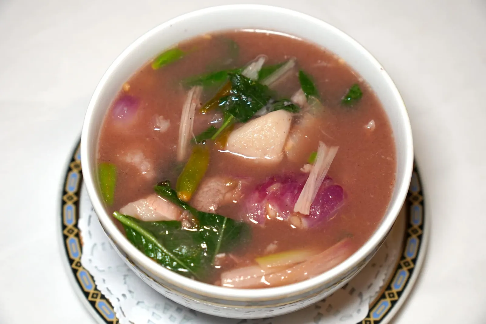 แกงรัญจวนหมู (240++) Spicy and sour pork shrimp paste soup with lemongrass and sweet basil แกงรัญจวนเป็นเมนูโบราณที่ต้องเล่าประวัติย้อนไปครั้งที่หม่อมเจ้าหญิงสะบาย นิลรัตน์ หัวหน้าแม่ครัวในสมัยรัชกาลที่ ๕ มีความคิดที่จะใช้เนื้อที่เหลือจากการจัดเลี้ยงมาผัดกับใบโหระพาแล้วใส่น้ำพริกกะปิลงไปจนให้รสชาติเปรี้ยว ๆ เค็ม ๆ และหอมกลิ่นกะปิ สูตรของร้านเมธาวลัย ศรแดงจะมีรสชาติเปรี้ยวนำค่อนข้างมาก กลิ่นของกะปิค่อนข้างละมุนและไม่แสดงออกเด่นชัดมากนัก (14/20)