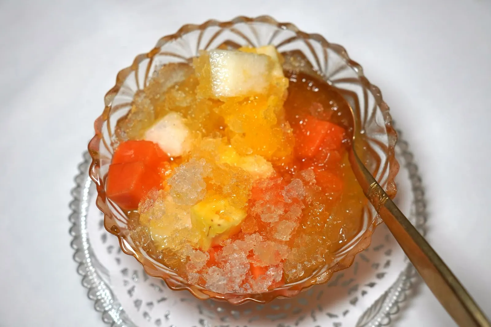 ผลไม้สดลอยแก้ว (65++) Mixed fresh fruits in orange juice syrup ผลไม้สดลอยแก้วที่นี่ก็ล้วนทำเองทั้งหมดตั้งแต่การคัดชนิดของผลไม้มาหั่นให้มีขนาดพอดีคำ จากนั้นเทราดด้วยน้ำส้มรสเปรี้ยวและน้ำแข็งเย็นชื่นใจช่วยดับรสชาติอาหารคาวต่าง ๆ ได้เป็นอย่างดี (13/20)
