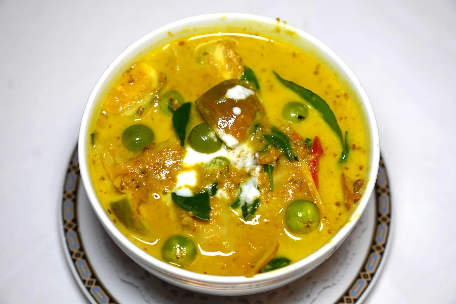 แกงเขียวหวานลูกชิ้นปลากราย (240++) Fish nuggets green curry แม้แกงเขียวหวานเป็นเมนูที่หากินได้ตามร้านอาหารไทยทั่วไปแต่หากจะให้ยกตัวอย่างร้านที่ทำออกมาในระดับที่เรียกว่าน่าจดจำถือว่ามีอยู่น้อยมาก หนึ่งในนั้นคือร้านเมธาวลัย ศรแดงโดยเคล็ดลับอยู่ที่เครื่องแกงตำมือที่ผสมสมุนไพรในอัตราส่วนที่พอเหมาะและกะทิที่คั้นสดด้วยมืออย่างดี ไฮไลท์ของจานขอยกให้ลูกชิ้นปลากรายที่นุ่ม หนึบ ไร้ซึ่งกลิ่นคาวใด ๆ อร่อยคุ้มราคามาก ๆ (15/20)