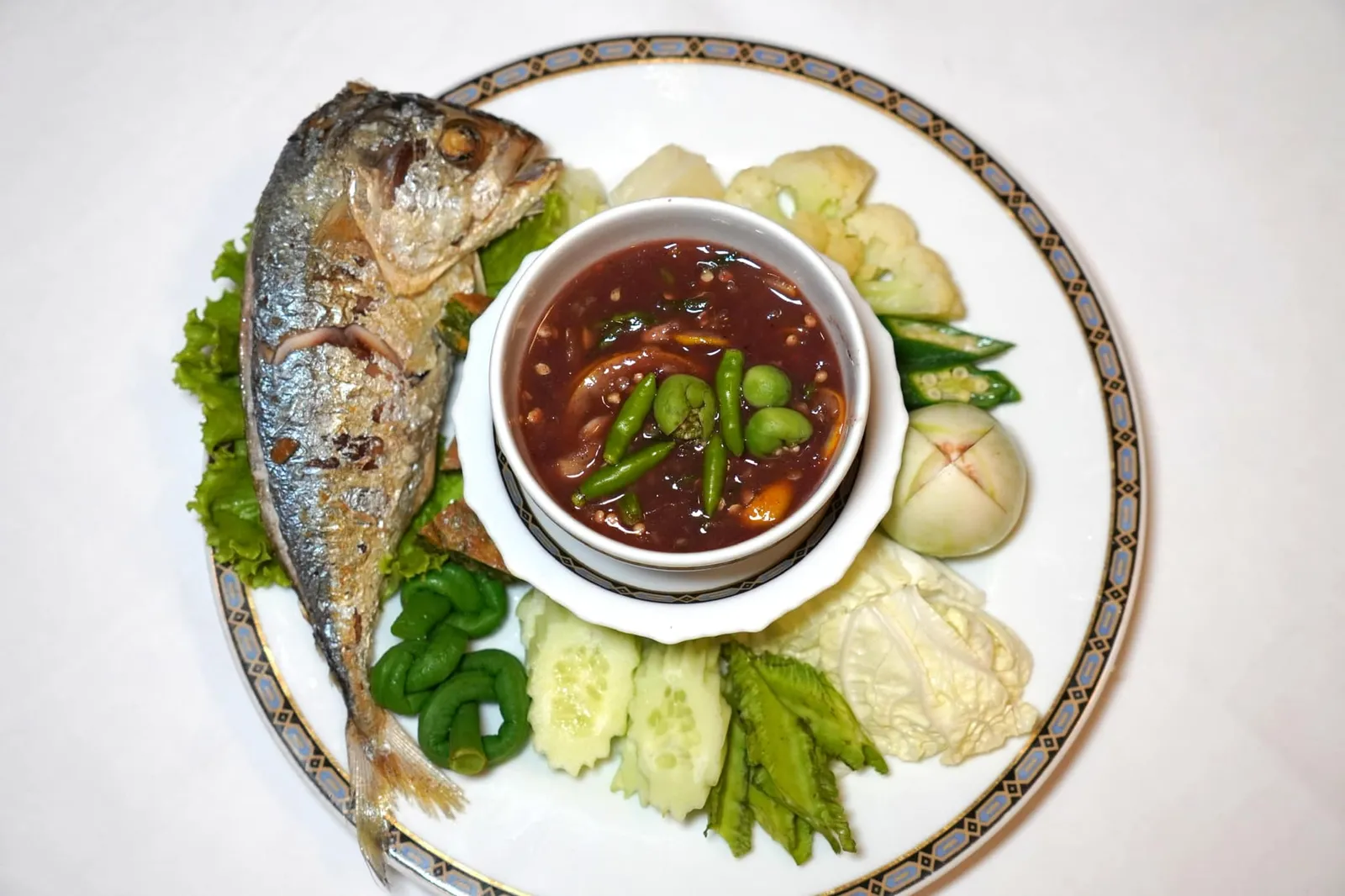 น้ำพริกกะปิ - ปลาทู (230++) Shrimp paste dip served with fried mackerel and vegetables หากใครชอบน้ำพริกกะปิแบบชาวบ้านทางร้านก็มีให้บริการเช่นกัน โดยรสชาติจะมีความเข้มข้นและชัดเจนมากยิ่งขึ้น รับประทานคู่กับผักเคียงและปลาทูที่ทอดมาอย่างดีพร้อมกับผ่าหลังเลาะก้างออกให้เสร็จสรรพ (15/20)