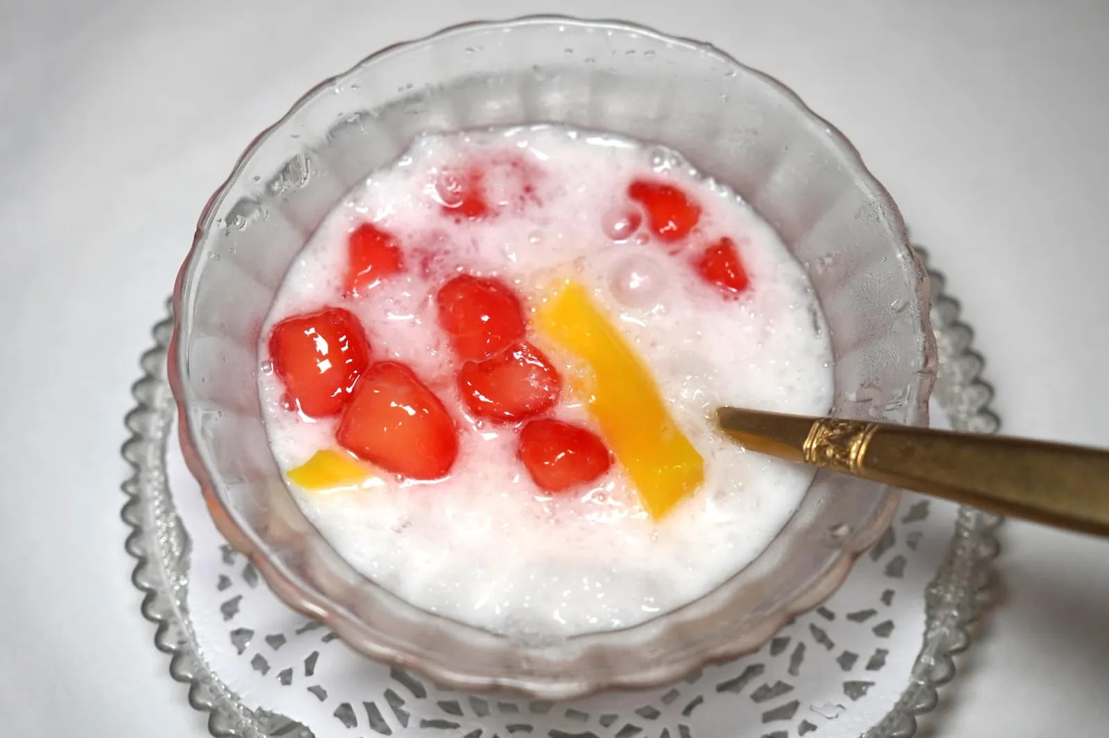 ทับทิมกรอบ (65++) Tub-tim krob, cubed ground nuts in coconut milk & syrup ทับทิมกรอบเป็นเมนูของหวานติดอยู่ในสมุดเมนูมาอย่างยาวนาน ในสมัยก่อนทางร้านจะเสิร์ฟเป็นมรกตกรอบสีเขียวก่อนที่ตะเปลี่ยนมาเสิร์ฟเป็นทับทิมกรอบในปัจจุบัน ชิ้นแห้วผ่านการหั่นมาจนมีขนาดพอดีคำ น้ำกะทิรสชาติกลมกล่อม หวานกำลังดี เย็นชื่นใจ (13/20)