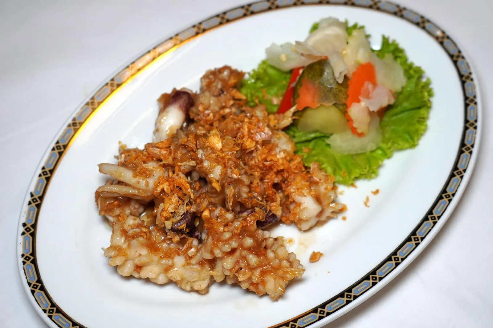 ปลาหมึกทอดกระเทียม (260++) Stir-fried squid with garlic and pepper ปกติร้านอาหารไทยทั่วไปมักมีจุดตายอยู่ที่เมนูหมึกต่าง ๆ เพราะส่วนมากจะปรุงสุกจนเนื้อหมึกหดเหนียวไม่อร่อย แต่เมธาวลัย ศรแดงกลับทำหมึกทุกจานออกมาได้อย่างไร้ที่ติ ทักชิ้นผ่านการแบ่และบั้งมาเป็นอย่างดีทำให้มีเนื้อสัมผัสเคี้ยวหนึบแล้วคลุกเคล้ากับน้ำกระเทียมถึงเครื่อง รสชาติเค็มนำพอเหมาะพอดี แนะนำรับประทานกับข้าวสวยร้อน ๆ อร่อยอย่าบอกใคร (14/20)