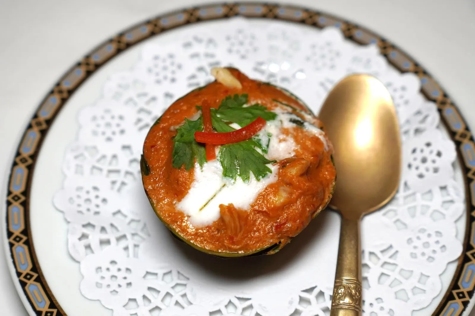 ห่อหมกปู (70++) Steamed crab cake ทางร้านมีห่อหมกให้เลือก 2 ชนิดคือห่อหมกปลาช่อนและห่อหมกปูเสิร์ฟมาในกระทะขนาดกะทัดรัด ในที่นี้คือห่อหมกปูเนื้อนุ่ม ละมุนลิ้นคล้ายคัสตาร์ดจนแทบจะละลายในปาก อโรมาของพริกแกงเด่นชัดแตะจมูกเสริมด้วยรสหวานนิด ๆ ของเนื้อปูช่วยบาลานซ์ความจัดจ้านไม่ให้โดดจนเกินไป (15/20)