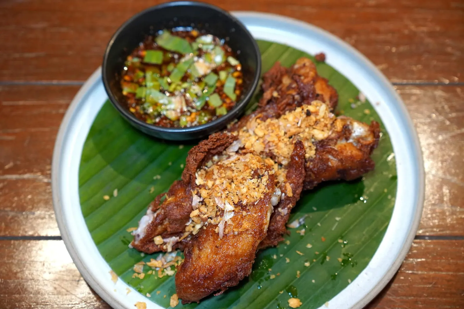 ปีกไก่ทอดเด้อ (85++) Der Styled Deep Fried Chicken Wings ปีกไก่ทอดแล้วเสิร์ฟมาร้อน ๆ ด้านบนโรยด้วยกระเทียม เนื้อไก่ยังคงฉ่ำนุ่ม ไม่อมน้ำมัน รับประทานเปบ่า ๆ หรือจิ้มน้ำจิ้มแจ่วก็อร่อยไม่แพ้กัน (12/20)
