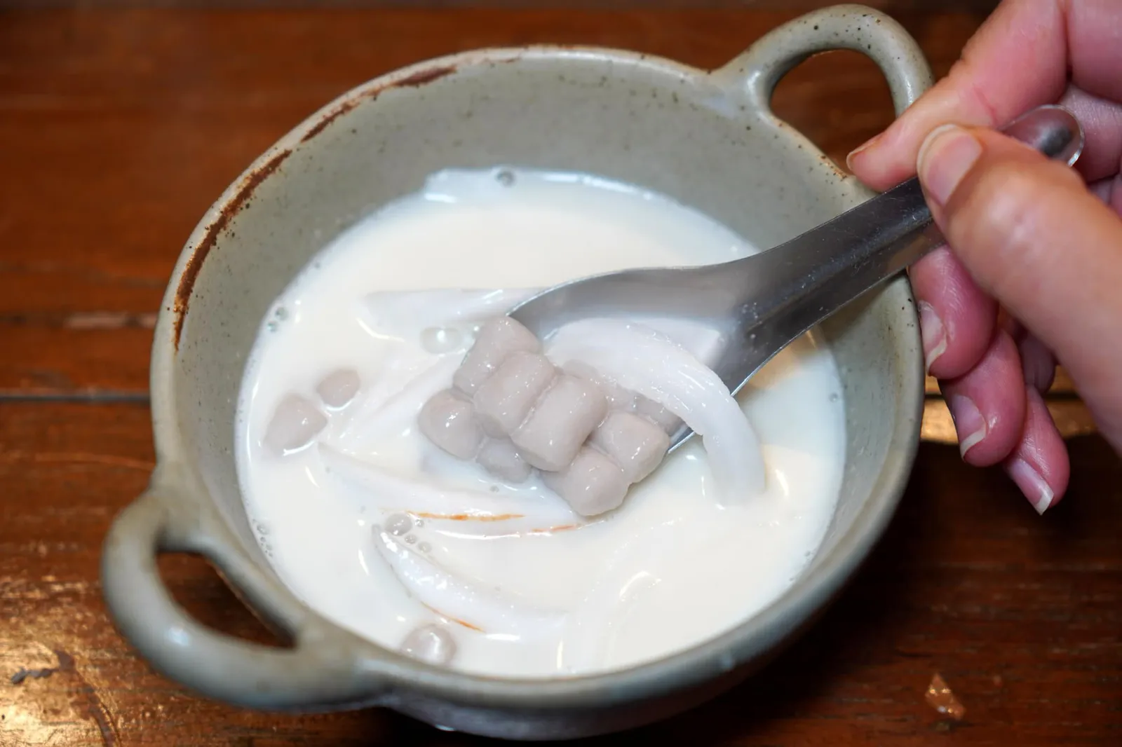 บัวลอยเผือก (60++) Taro in Condensed Coconut Milk ถัดมาคือบัวลอยนุ่มหนึบ เนื้อสัมผัสดีงามลงตัวมาก ๆ น้ำกะทิหอม มัน ข้นกำลังดี ไม่หวานบาดคอ อร่อยเกินราคาไปมากจริง ๆ (13/20)