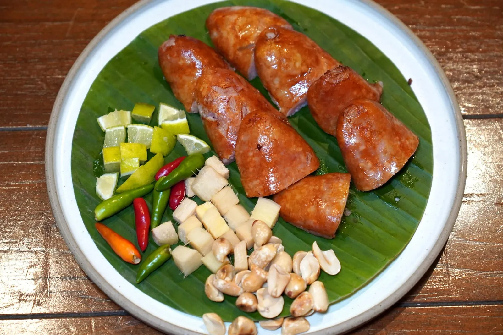ไส้กรอกอีสาน (95++) Fried Isan Sausages ไส้กรอกอีสานที่นี่เป็นสูตรจากจังหวัดขอนแก่น ทางร้านหั่นมาให้ขนาดพอดีคำ เนื้อสัมผัสค่อนข้างนุ่ม มัน เปรี้ยวนำเบา ๆ รับประทานกับเครื่องเคียงช่วยเพิ่มมิติทางรสชาติและเนื้อสัมผัส (12/20)