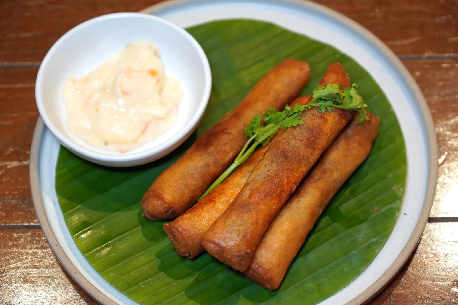 ปอเปี๊ยะลาบหมู (95++) Deep-fried Spicy Pork Spring Roll จานที่เราประทับมากในวันนี้คือปอเปี๊ยะลาบหมู แป้งปอเปี๊ยะบางกรอบสอดไส้ลาบหมูรสชาติจัดจ้านถึงเครื่อง ทางร้านเสิร์ฟมากับซอสมาโยให้ความเปรี้ยวนำแต่เราคิดว่ารับประทานสด ๆ น่าจะอร่อยที่สุด (13/20)