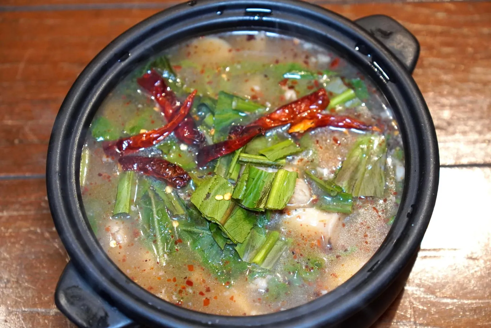 ต้มแซ่บกระดูกอ่อน (110++) Spicy Isan Pork Cartilage soup ต้มแซ่บที่นี่รสชาติกลมกล่อมในแบบฉบับคนอีสาน แม้จะมีความเผ็ดนำแต่ไม่ถึงกับเผ็ดแสบลิ้น เนื้อหมูใส่มาให้พอสมควรเทียบกับระดับราคานี้ มีกลิ่นหอมสมุนไพรต่าง ๆ ชัดเจน (12/20)