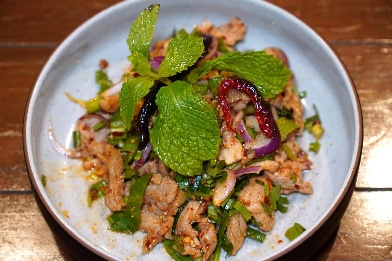 น้ำตกหมู (140++) Grilled Pork Spicy Salad mixed with Roasted Minced Rice ด้วยความที่ทางร้านใช้เนื้อหมูเกรดทั่วไปทำให้เนื้อหมูไม่นุ่มมากนัก เครื่องน้ำตกรสชาติจัดจ้านพอสมควร ถือว่าทำออกมาได้ตามเกณฑ์มาตรฐานแต่ไม่มีอะไรโดดเด่นเป็นพิเศษ (11/20)