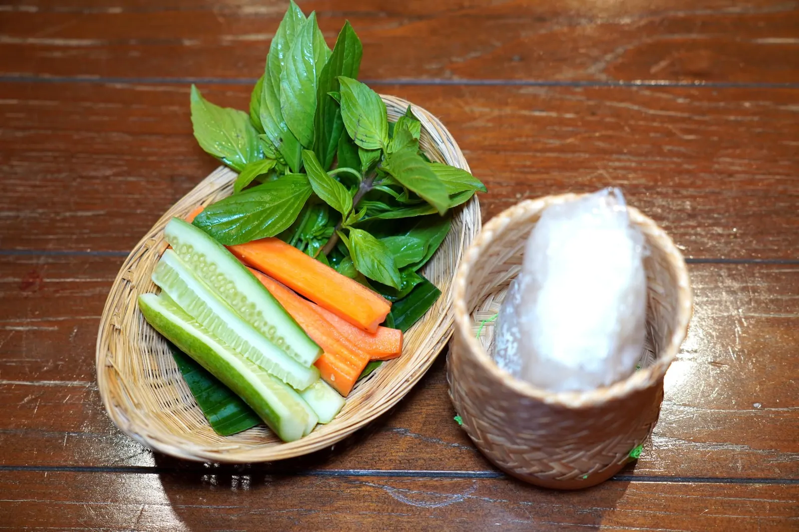 ข้าวเหนียวนึ่ง (20++) Steamed Sticky Rice ข้าวเหนียวที่นี่ราคาห่อละ 20 บาทเท่านั้นทั้งยังให้มาปริมาณเยอะพอสมควรเลยทีเดียว